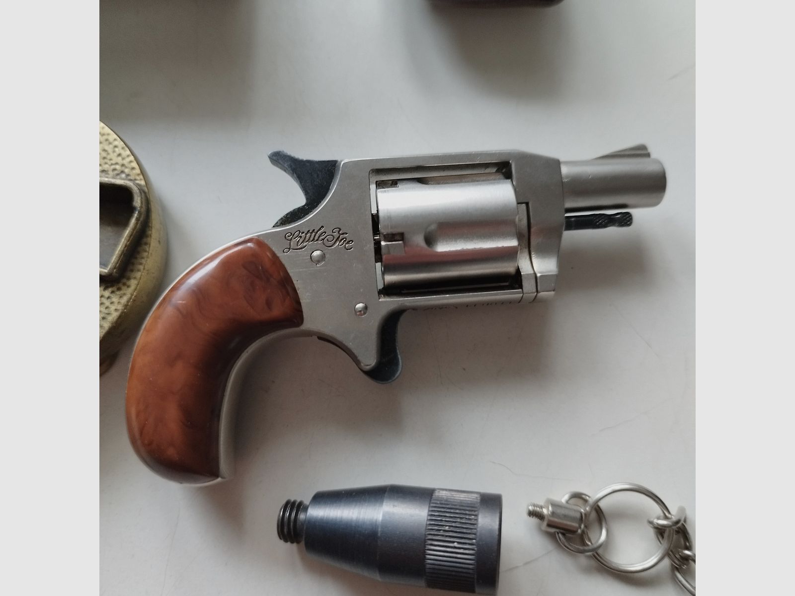 Wunderschöner RÖHM Little Joe - SRS-Revolver 6mm FLOB.PL. mit Gürtelschließe & Holster & Zubehör in OVP - Sammlerstück PTB
