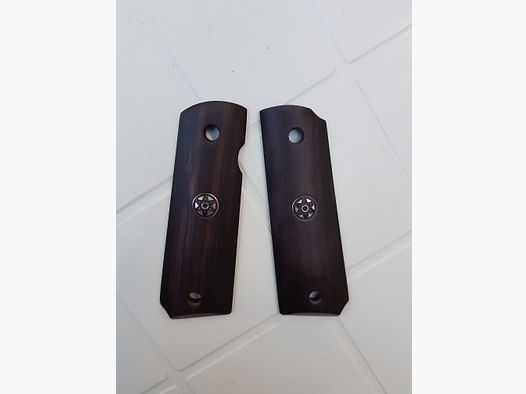 Griffschalen der Colt 1911 oder ME Sport 1911, siehe Bild. 