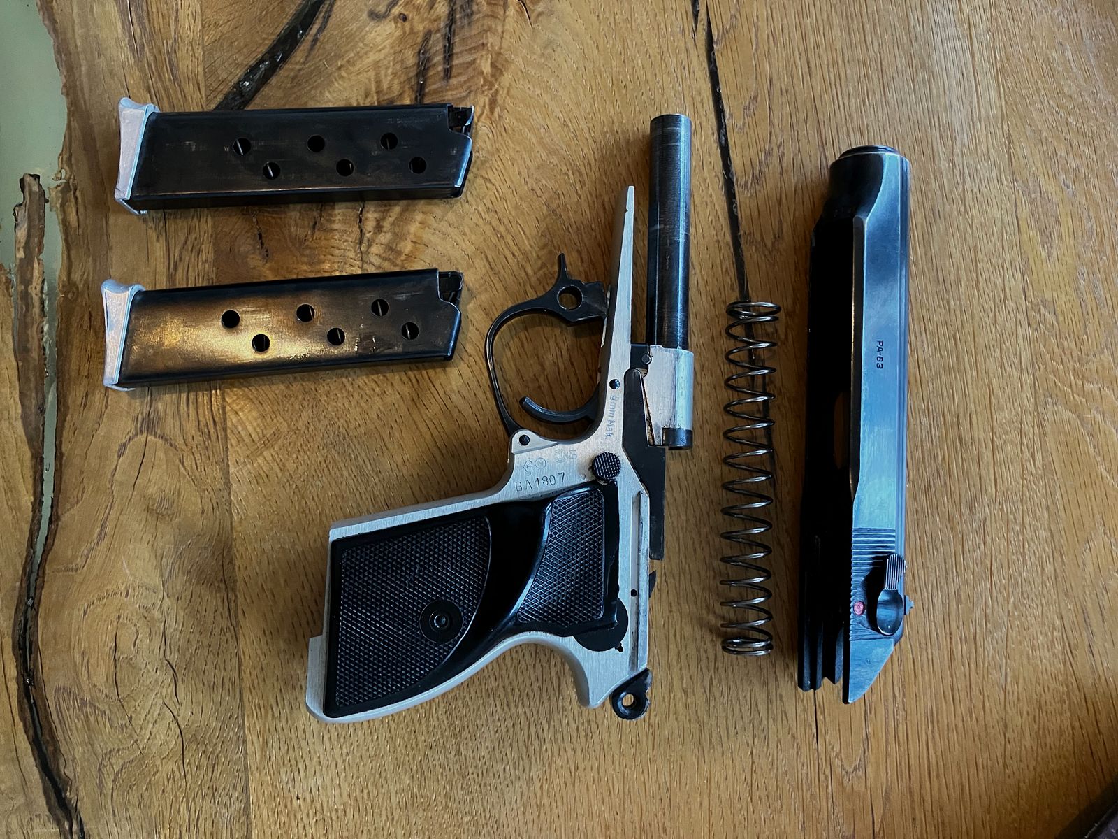 Halbautomatische Pistole Makarov 9mm