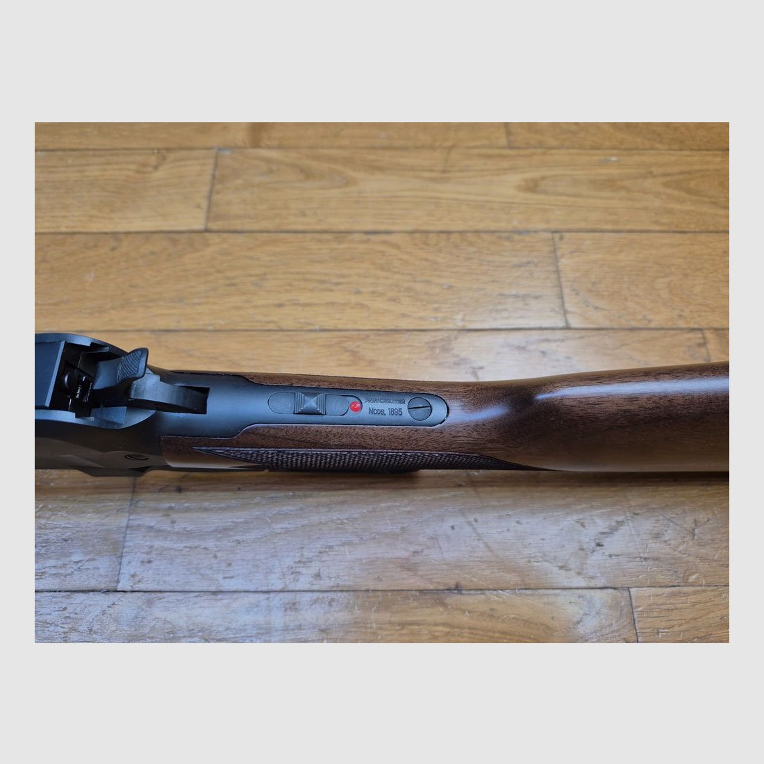 Wspaniała Winchester 1895 – Formidabilne kal. 30.06 – Specjalna produkcja jubileuszowa przez Miroku dla Winchester – W oryginalnym pudełku w doskonałym stanie – Wspaniałe ręcznie ryflowane drewno – Grawerunki rocaille na idealnym brązowieniu – Bardzo ładne oznaczenia „prawdziwej” Winchester – Lufa i mechanika idealne! – Broń nowa!, zdjęcie 10 z 32