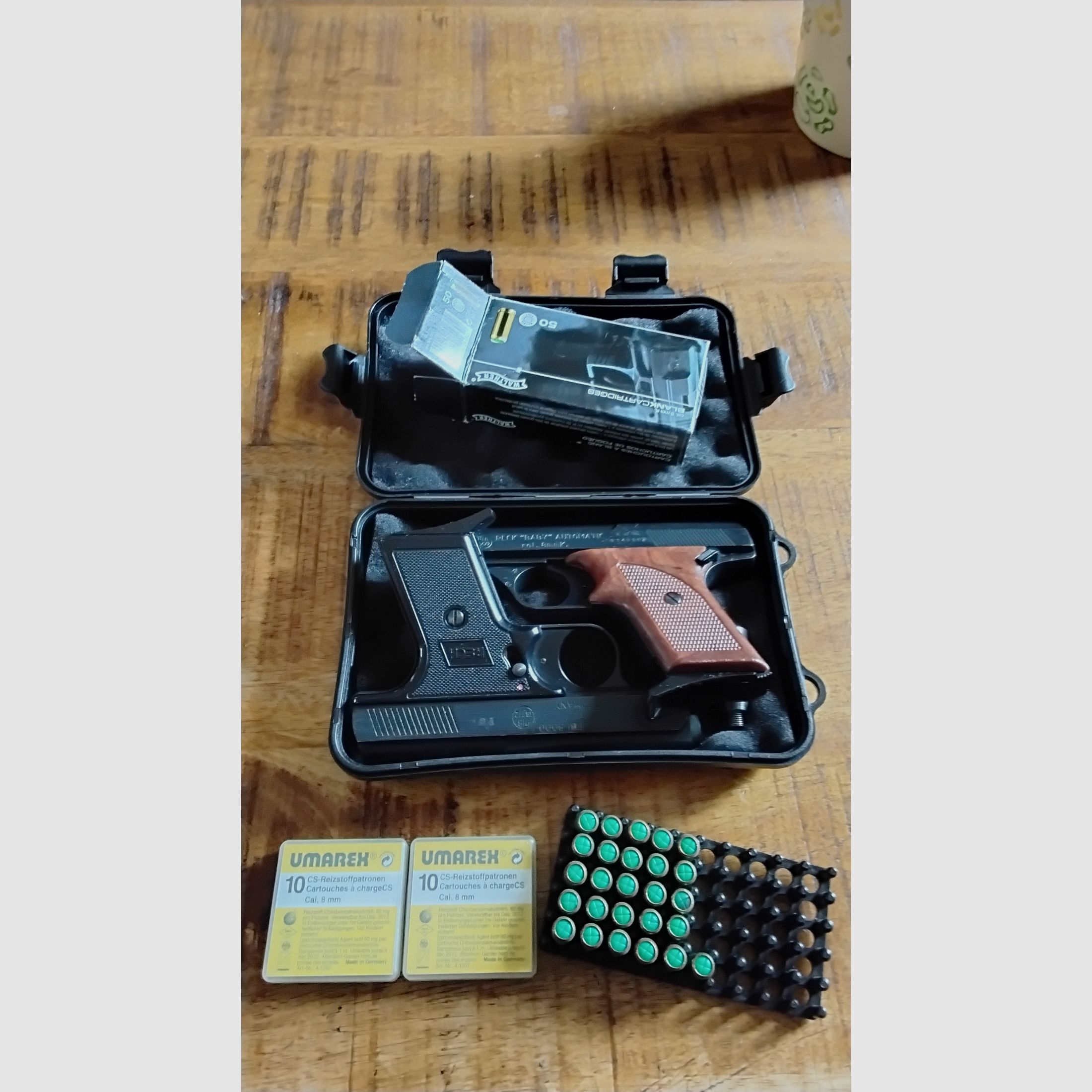 Zwei 8mm Pistolen mit Abschussbecher 