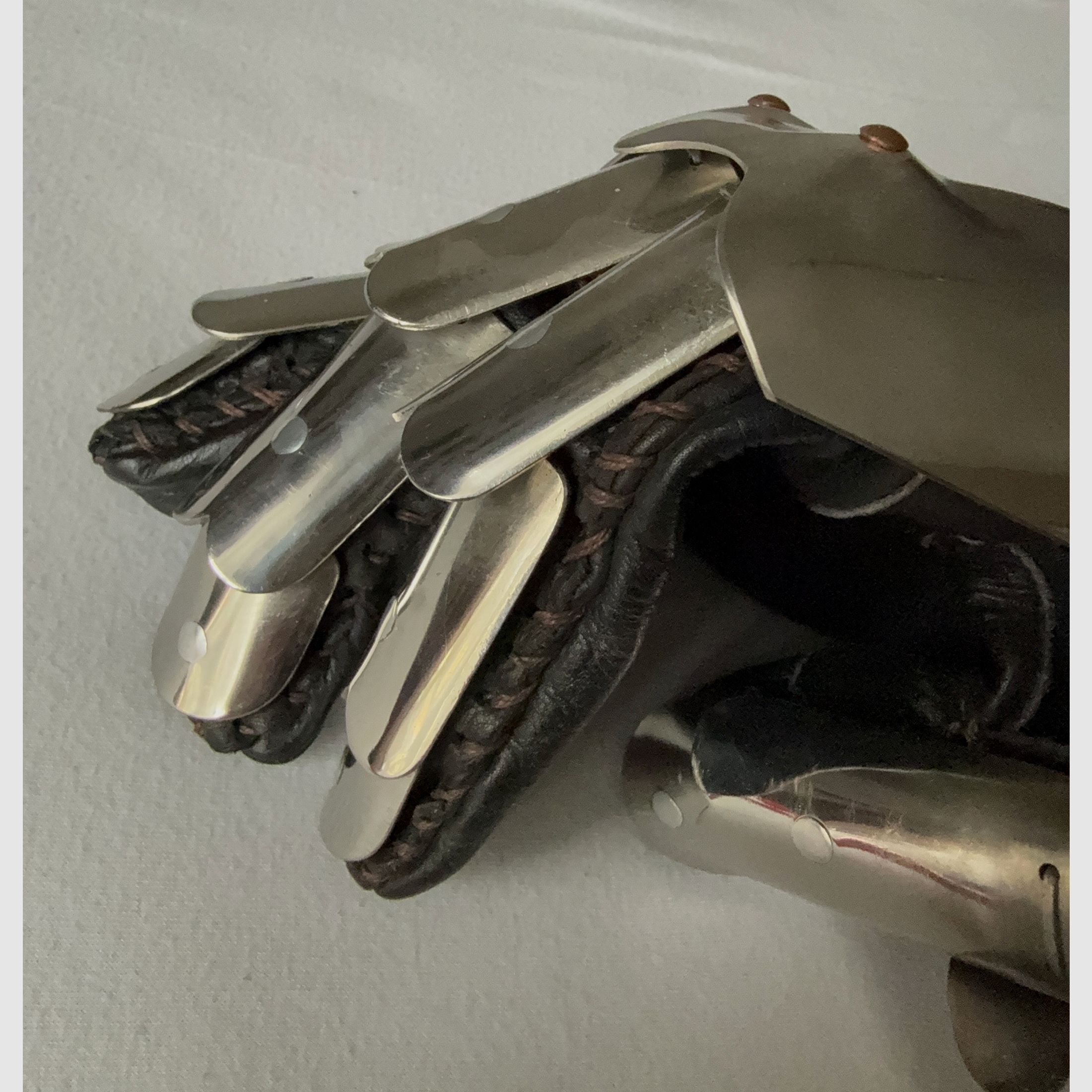 1A knight gloves for the ritual knight's blow.