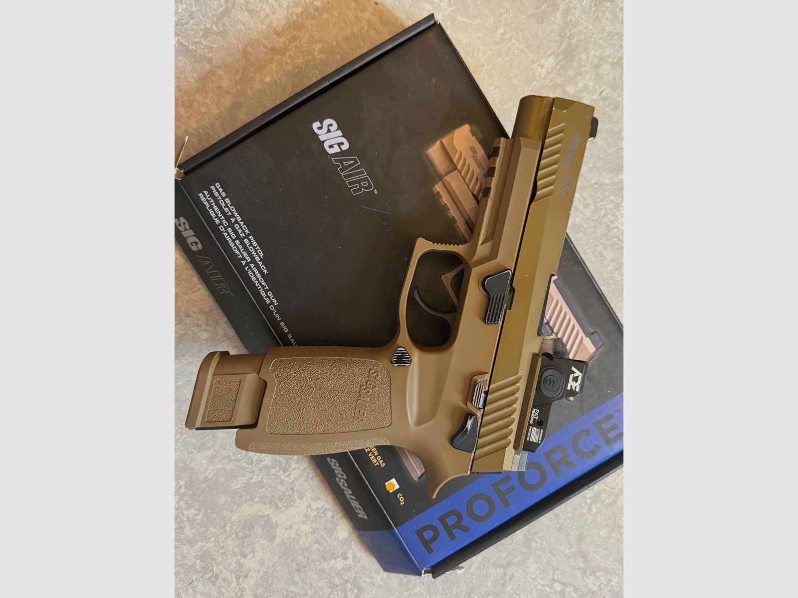 SIG Sauer M17 CO2 GBB Pistole inkl. ADE Raptor Red Dot & AMG High Output Valve