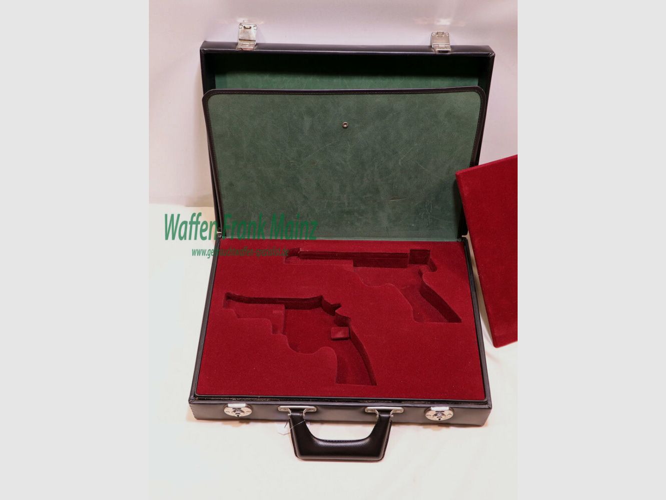 Diversas fundas para pistolas alemanas