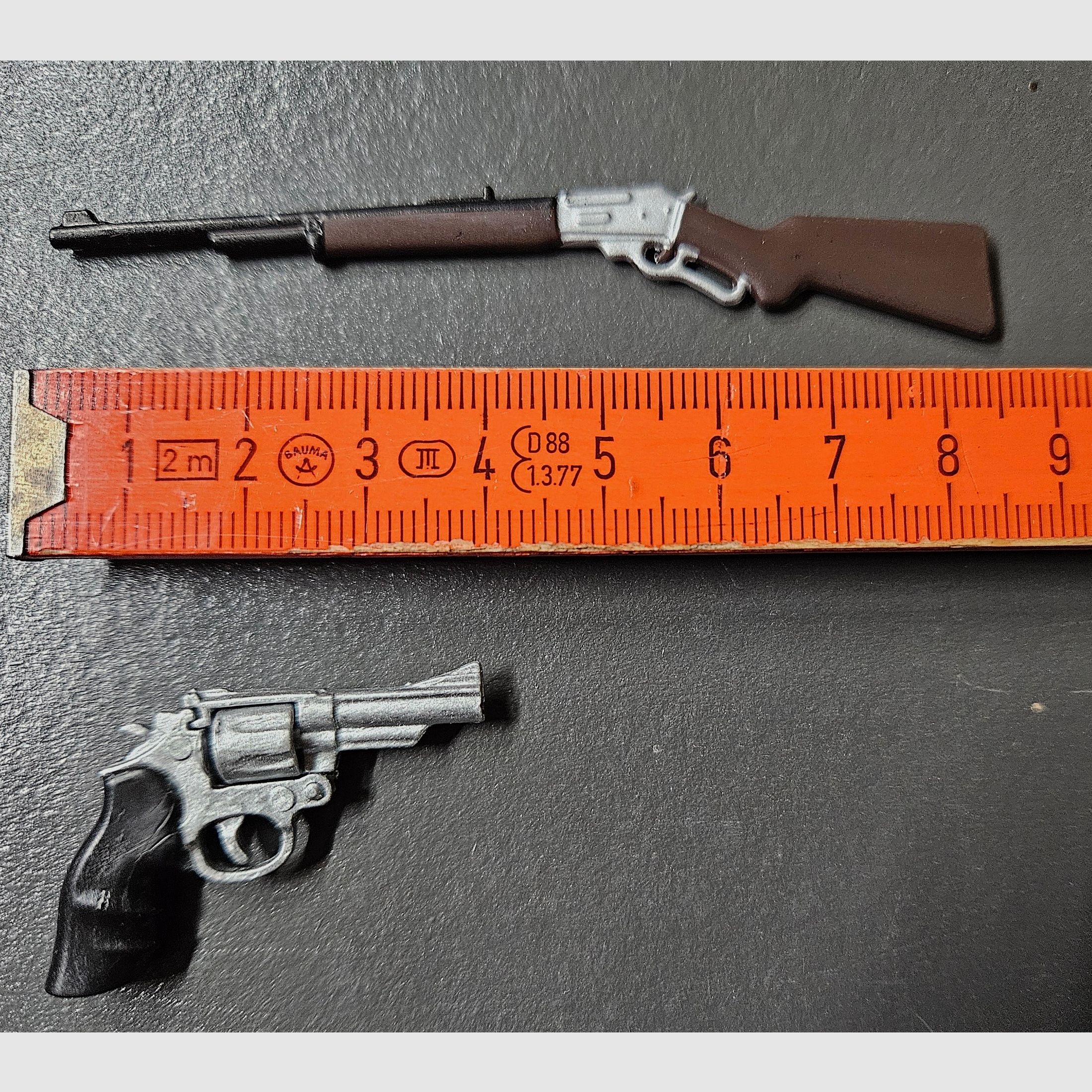 Je ein Miniatur Gewehr und Miniatur Revolver