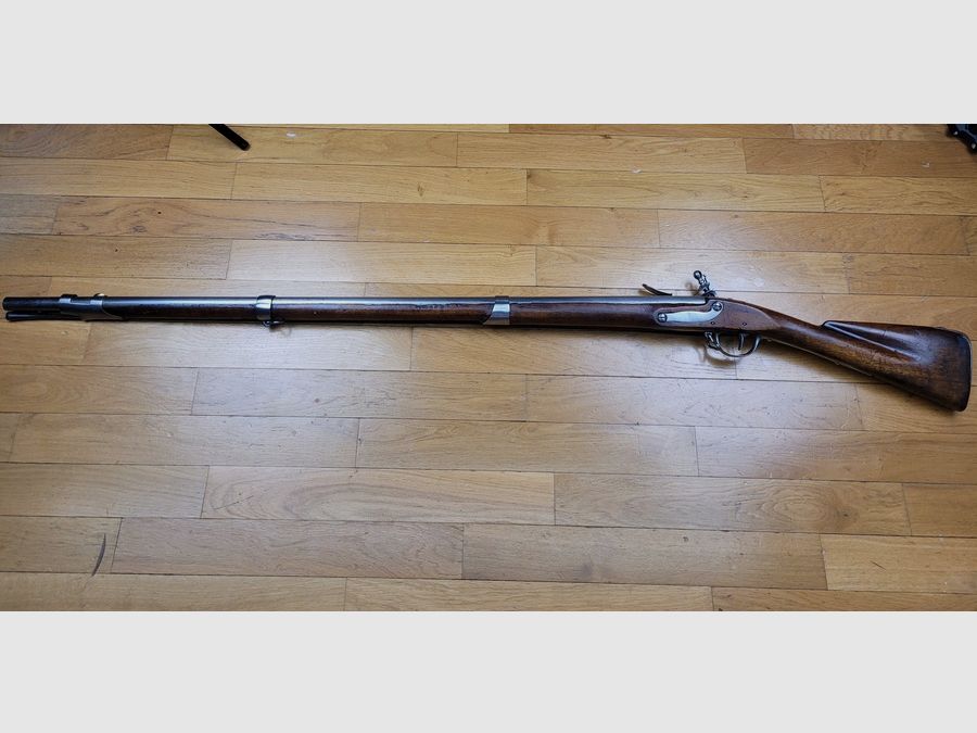 Raro fucile d'infanteria francese 1763 / 1766 – completo e molto vicino al suo stato originale – Calcio in "piede di vacca" e legno originale – Bellissimo meccanismo conforme – Tutte le viti originali – intorno al 1770 – regno di Luigi XV – 144 cm – Stato raro!, immagine 10 di 26