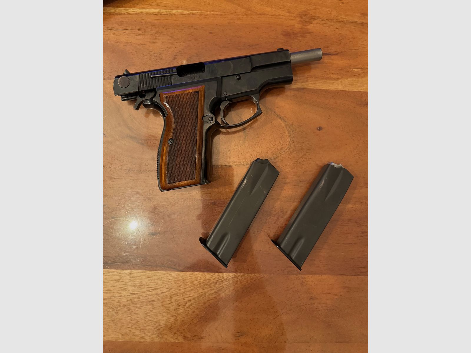 Luger M90 FEG P9R lijkt op Browning HiPower, afbeelding 3 van 4