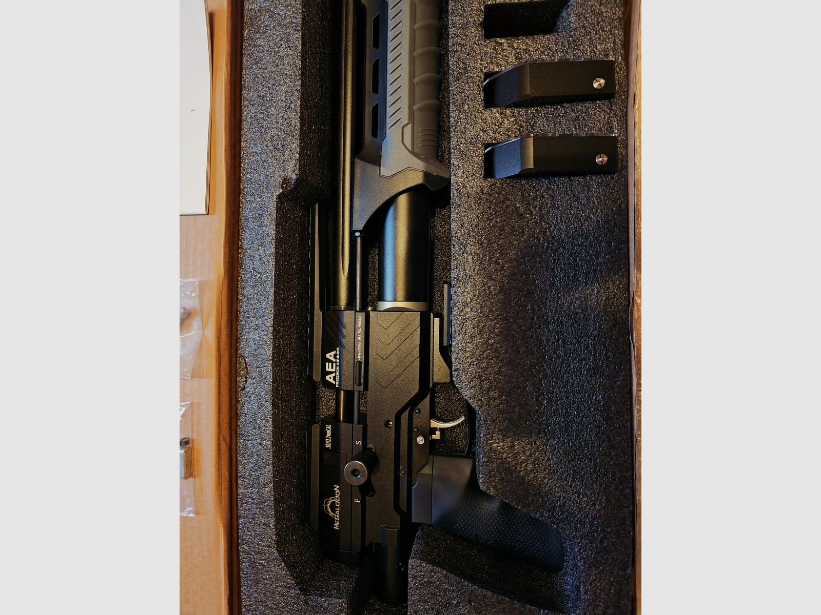 GoGun AEA Megalodon F-Serie 7,5 Joule | Kaliber .50 Luft / PCP karabin | z JADS podwójnym zbiornikiem | 2x 12 nabojowe magazynki aluminiowe | + wkładki stabilizujące do chwytu | z akcesoriami i fakturą