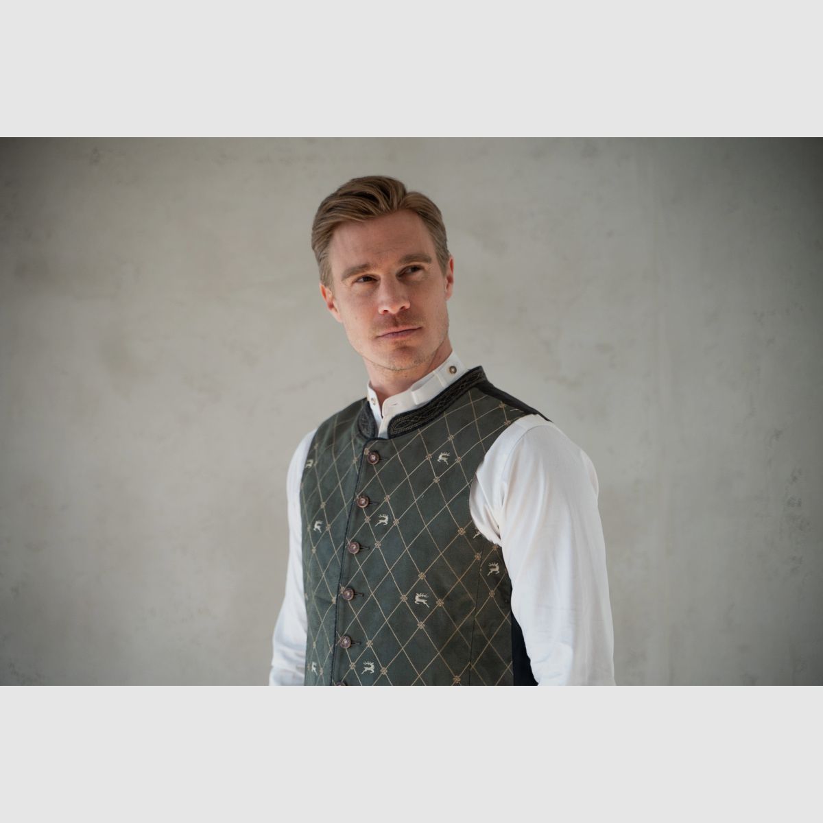 OS TRACHTEN Men's Vest Stand-Up Collar with Embroidery, 2 Pocket Flaps Olive