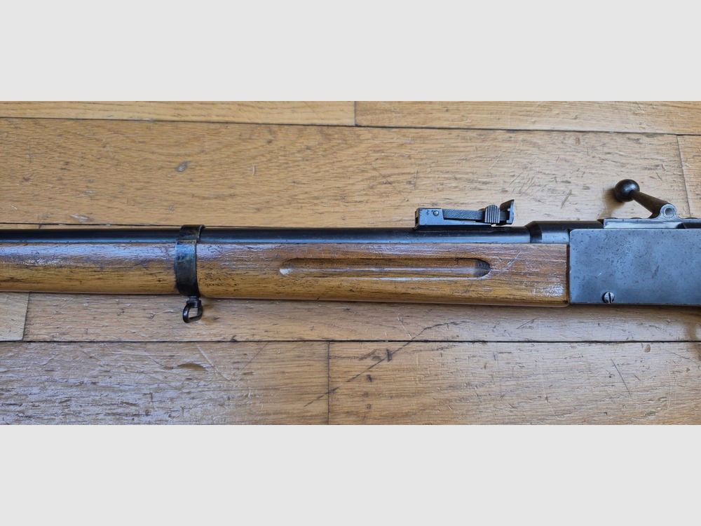 Très jolie carabine Lebel scolaire ou d&rsquo;enfant – Rare en calibre 22LR ! (et pas bosquette !) – Arme d&rsquo;artisan stéphanois – Très bonne mécanique – Très beaux bois et bronzage d&rsquo;origine – « mono- matricule » – Hausse de 25 à 200m – Le charme des préaux de la III° dans un calibre rare pour ce modèle – CAT C – TBE ++, image 24 sur 26