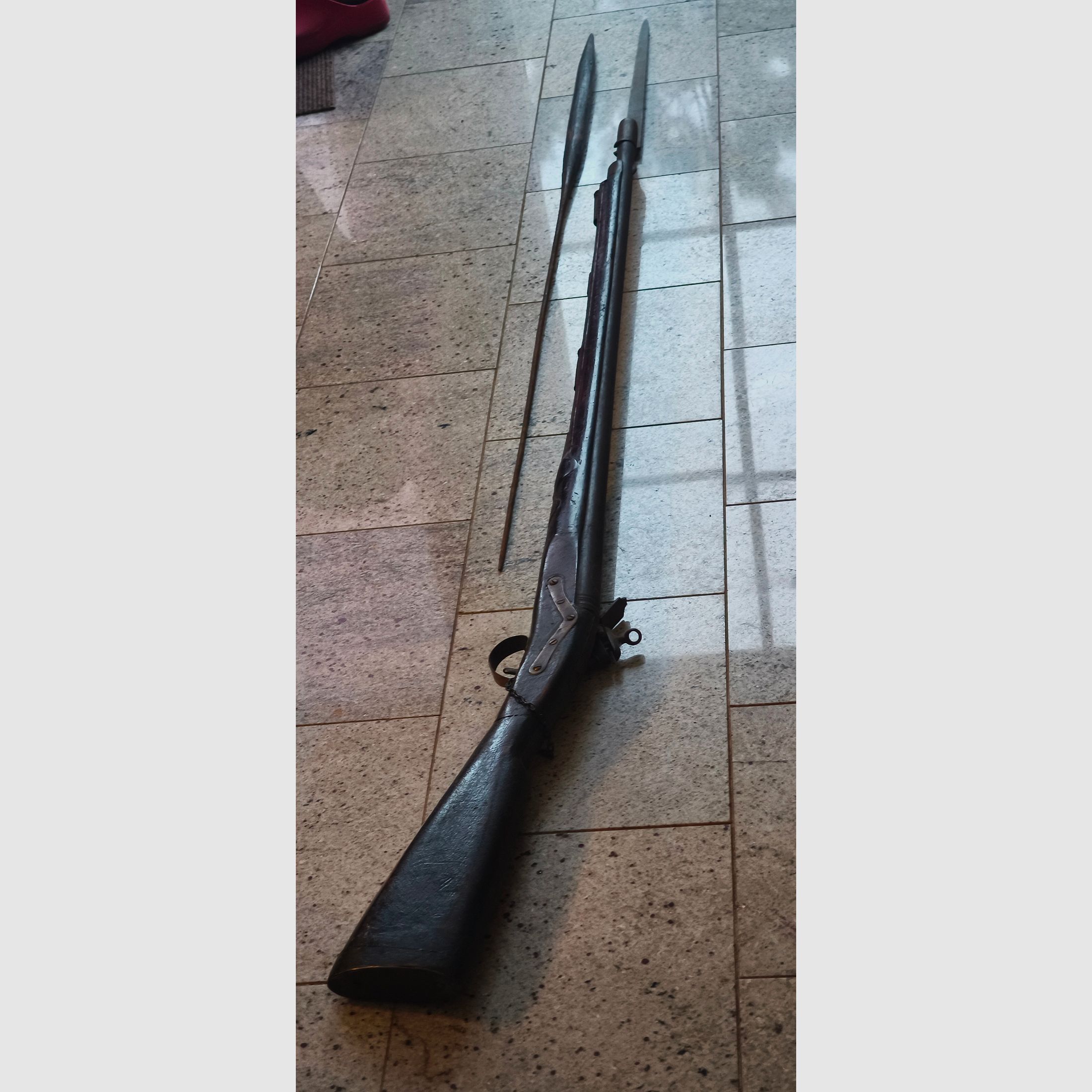 Steinschlossgewehr mit Bajonett und Puntze