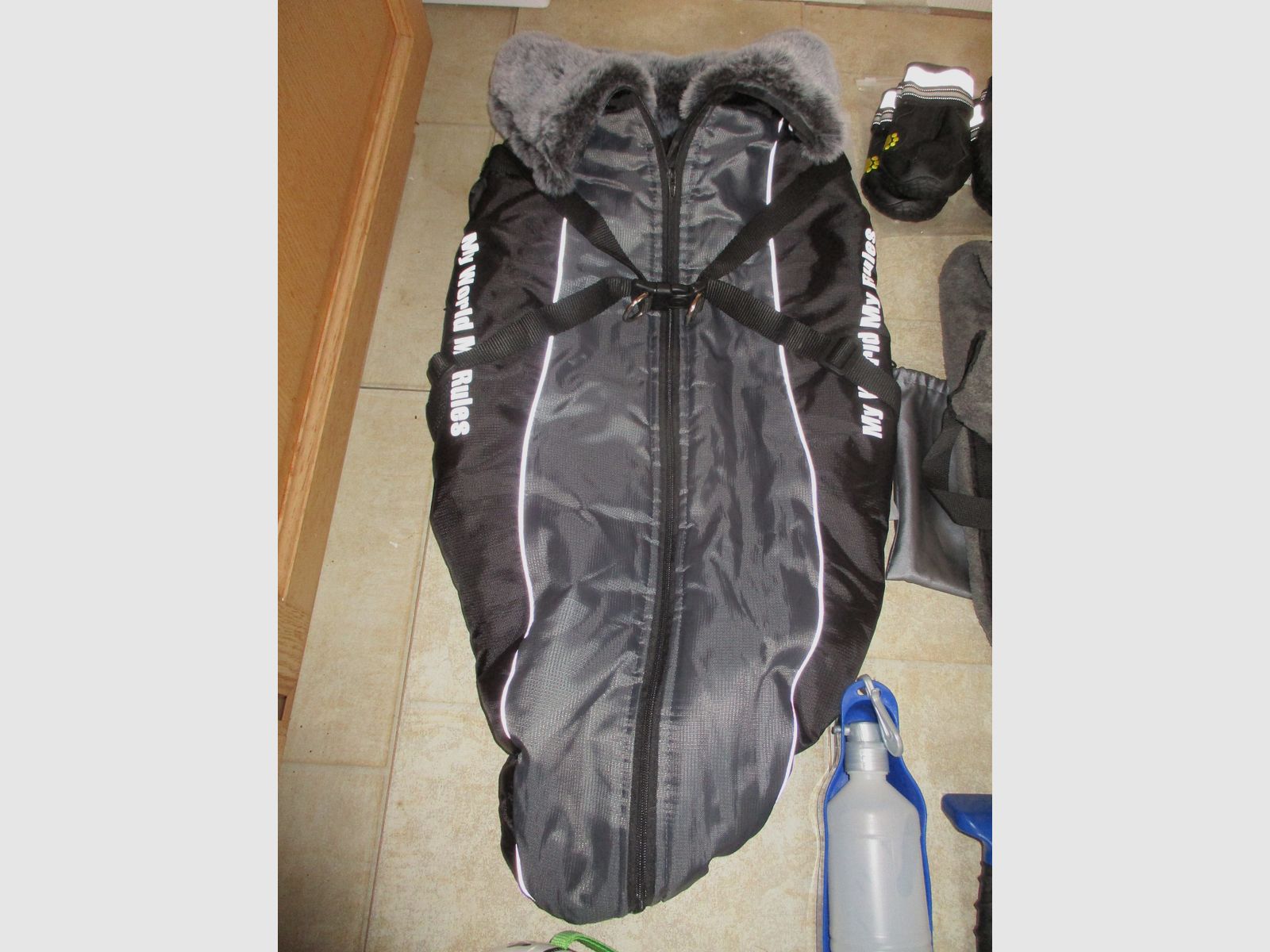 Hundezubehör, Leinen, Halsbänder, Kleidung, Näpfe...