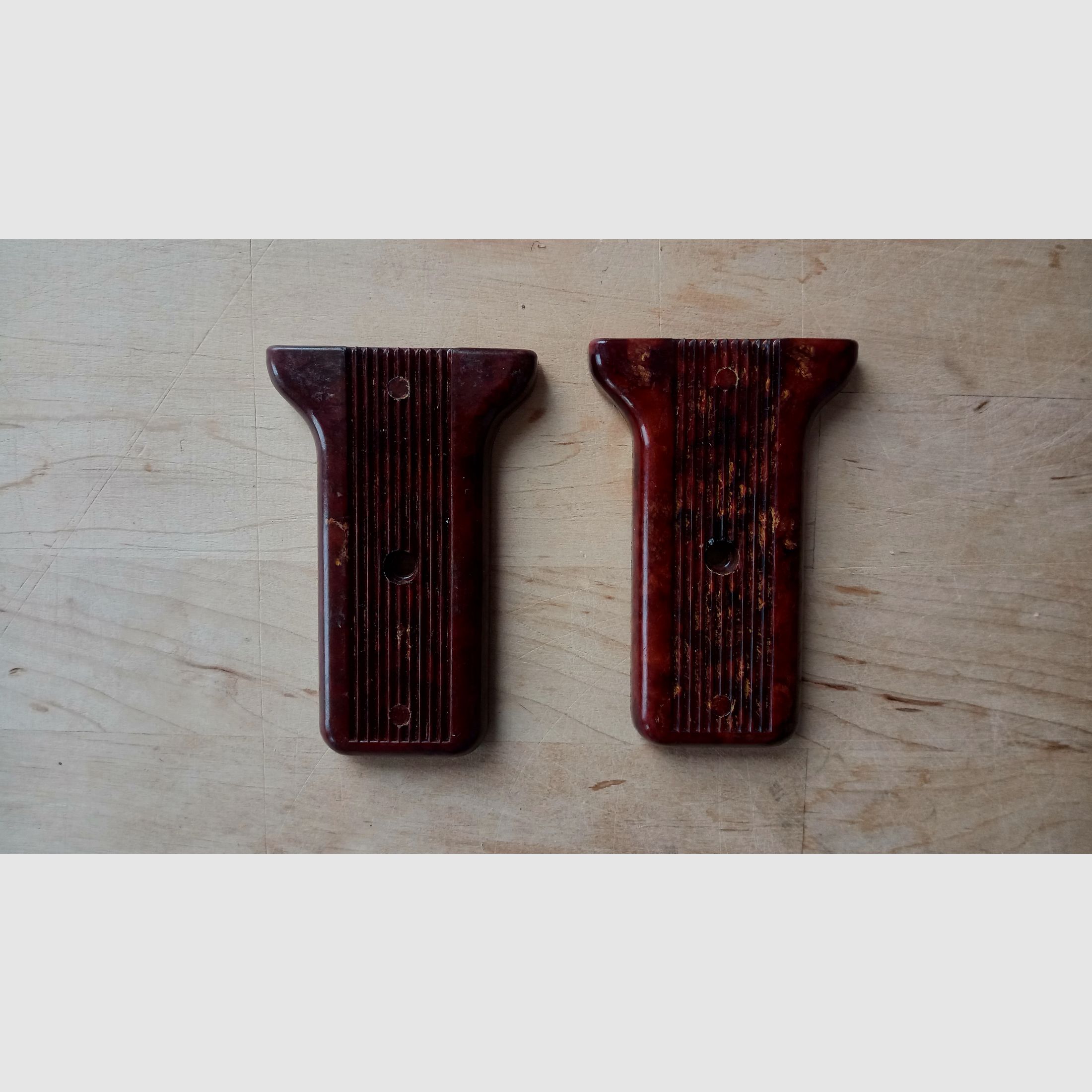 Hintere RPG-7 Griffschalen aus Bakelit von 1971 zusammengehörend