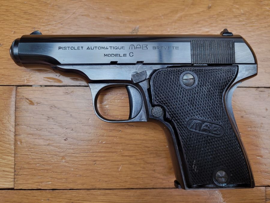 Très beau Pistolet « MAB C » – Calibre 7,65 Mm Browning – Manufacture d&rsquo;Armes de Bayonne – Deux chargeurs – État neuf!, image 2 sur 8