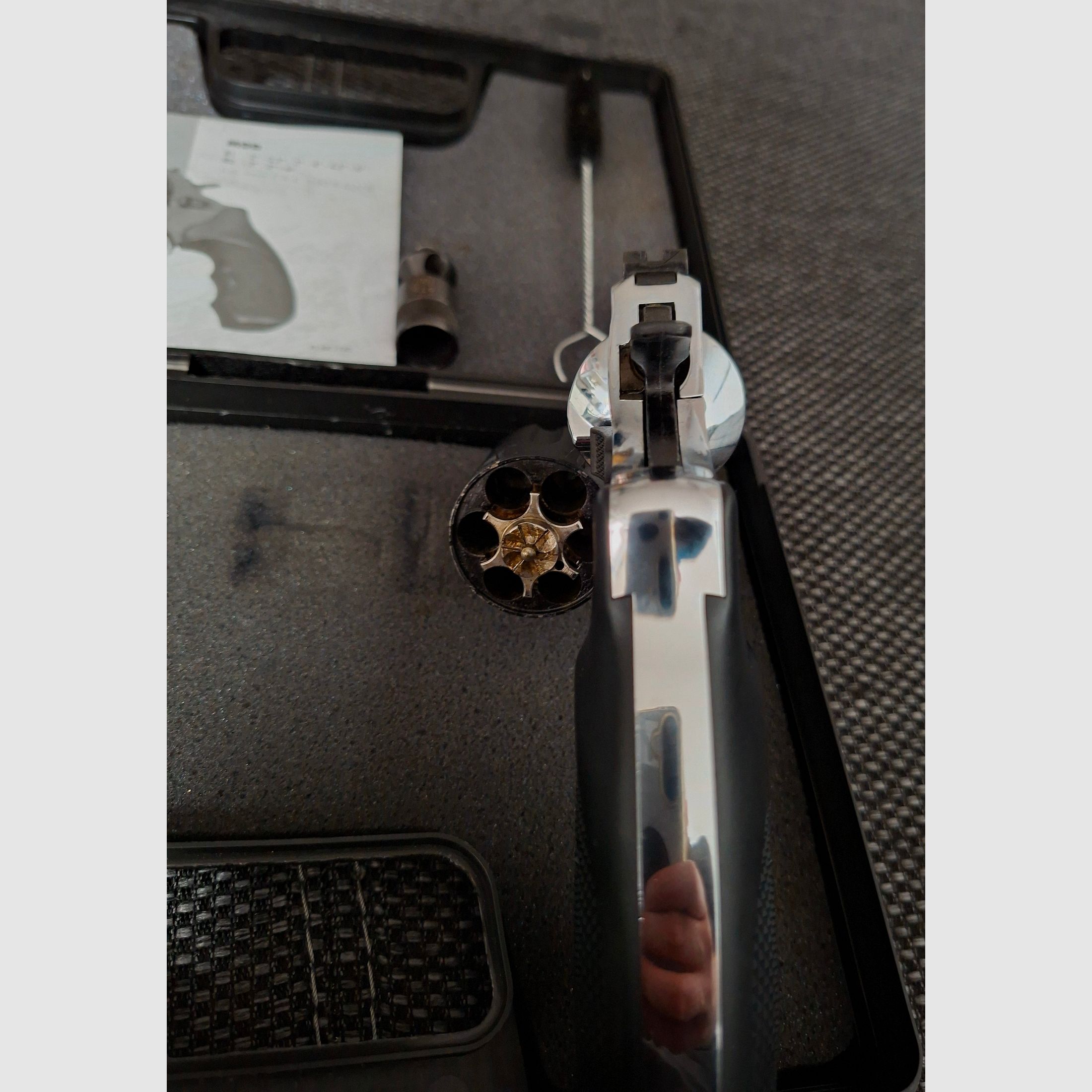 Zoraki R2 3 pulgadas PIEZA ÚNICA.Descripción Querida comunidad de eGun,  está a la venta un Zoraki R2 3" en calibre 9 mm R.K. en una excepcional versión Duo-Tone cromo/negro.  El revólver cuenta con el armazón y cañón cromados, así como un tambor negro y cachas negras. El tambor negro proviene originalmente de otro revólver y fue instalado en este ejemplar. Esto creó esta combinación Duo-Tone muy interesante y visualmente atractiva, que nunca estuvo disponible regularmente en el mercado libre y no corresponde a la versión de serie.  Otro punto visual destacado es el alza pintada de rojo, que le da al revólver un acento individual adicional.  El revólver ha sido disparado por mí muy poco y se encuentra en un estado muy bueno, casi como nuevo. Técnicamente, el revólver está completamente funcional.  Prueba de fuego: CB (2021)     Contenido del envío:  - Zoraki R2 3" – PTB 1007  - Maletín original  - Documentos originales  - Cepillo de limpieza  - Copa de disparo     Una buena oportunidad para coleccionistas y amantes de los revólveres Zoraki que buscan una versión Duo-Tone inusual.     ¡Por favor, presta atención a las condiciones en MyGun!    Homologación de serie para pistolas / revólveres PTB-Nr.:   1007 más información:  Descripción Querida comunidad de eGun,  está a la venta un Zoraki R2 3" en calibre 9 mm R.K. en una excepcional versión Duo-Tone cromo/negro.  El revólver cuenta con el armazón y cañón cromados, así como un tambor negro y cachas negras. El tambor negro proviene originalmente de otro revólver y fue instalado en este ejemplar. Esto creó esta combinación Duo-Tone muy interesante y visualmente atractiva, que nunca estuvo disponible regularmente en el mercado libre y no corresponde a la versión de serie.  Otro punto visual destacado es el alza pintada de rojo, que le da al revólver un acento individual adicional.  El revólver ha sido disparado por mí muy poco y se encuentra en un estado muy bueno, casi como nuevo. Técnicamente, el revólver está completamente funcional.  Prueba de fuego: CB (2021)     Contenido del envío:  - Zoraki R2 3" – PTB 1007  - Maletín original  - Documentos originales  - Cepillo de limpieza  - Copa de disparo     Una buena oportunidad para coleccionistas y amantes de los revólveres Zoraki que buscan una versión Duo-Tone inusual.     ¡Por favor, presta atención a las condiciones en MyGun!    Homologación de serie para pistolas / revólveres PTB-Nr.:   1007 más información:
