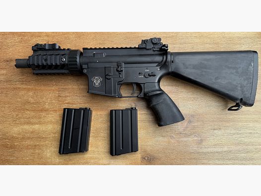 Différentes armes Softair et accessoires (lunette de visée, chargeurs, silencieux, etc)