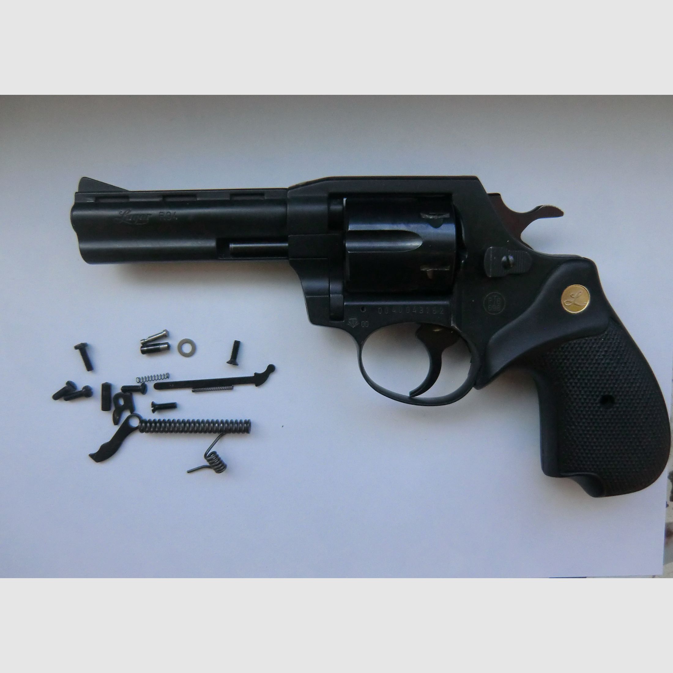LUGER R94 Revolver 9mm K.  6-Schuss PTB: 698,  Beschuss: 00,  teils zerlegt, aber mit Teilen