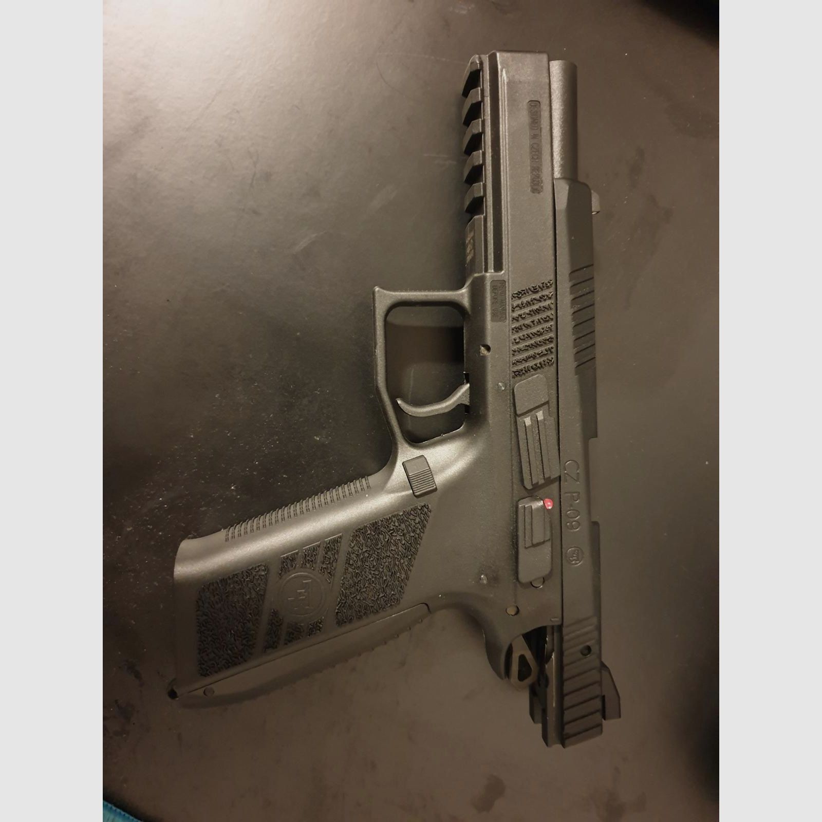 Airsoftpistole CZ P-09 (0,7 Joule) + umfangreiches Zubehör – neuwertig
