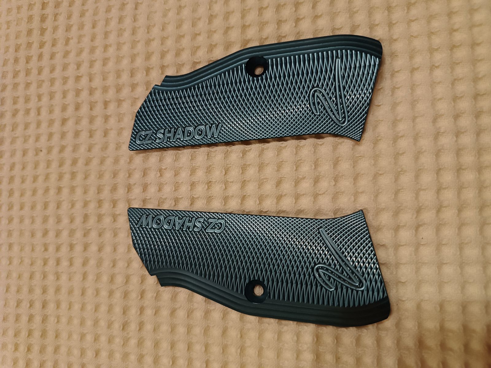 CZ Shadow impugnature blu lunghe.