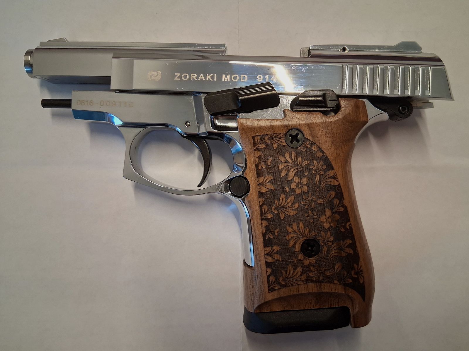 Zoraki 914 chrom (PTB-972), Holzgriffschalen, 2 Ersatzmagazine (neuwertig, ungeschossen)