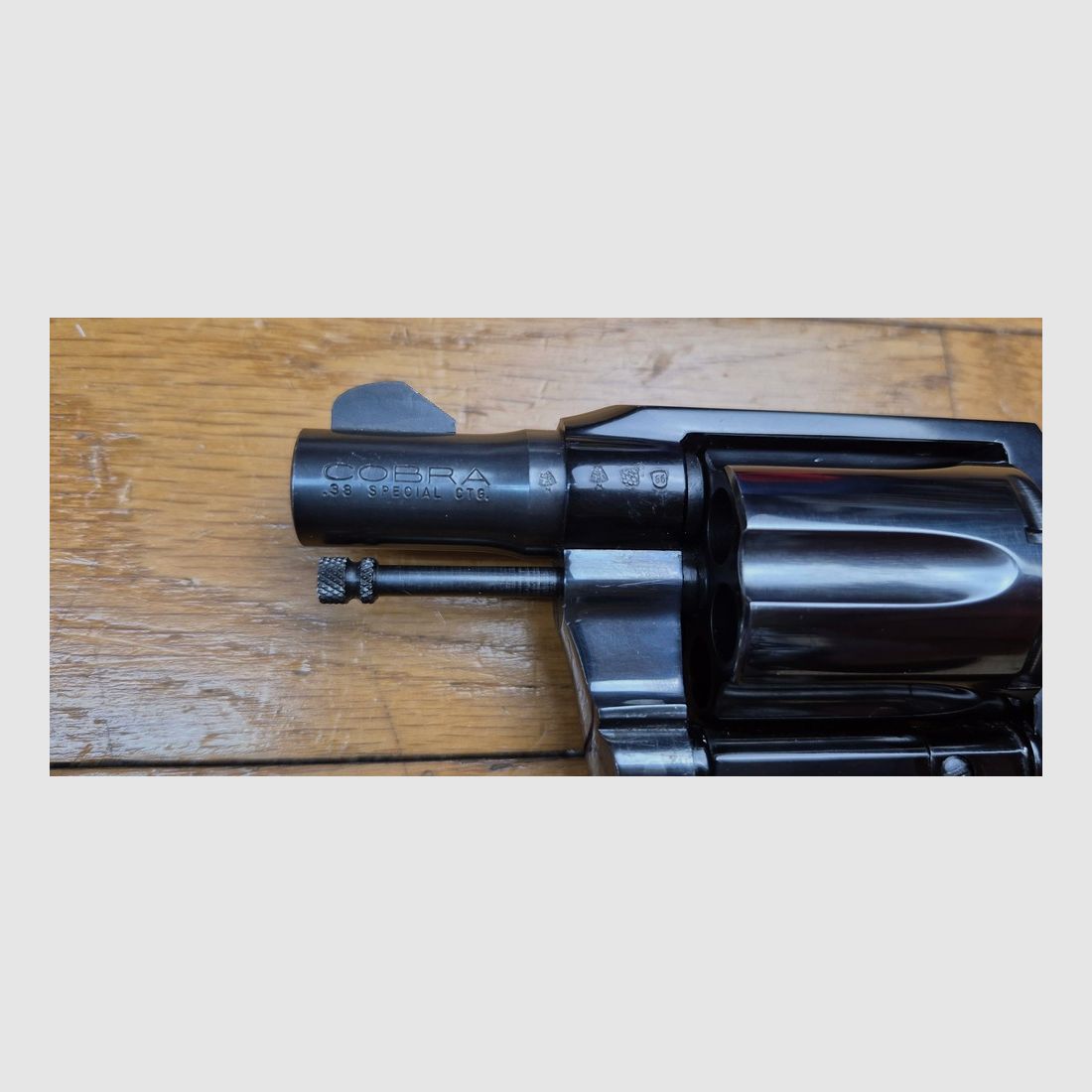 Schöner und seltener Colt Cobra – Subnose in .38 SP – Waffe von 1966 – Aluminiumrahmen – 2 Zoll Lauf mit einwandfreien Zügen – Sehr gute Mechanik und Ästhetik – Ikonische Waffe der Detektive mit großem Schnurrbart und Bodyguards – Neuwertig! TBE ++/TBE+++, Bild 7 von 22