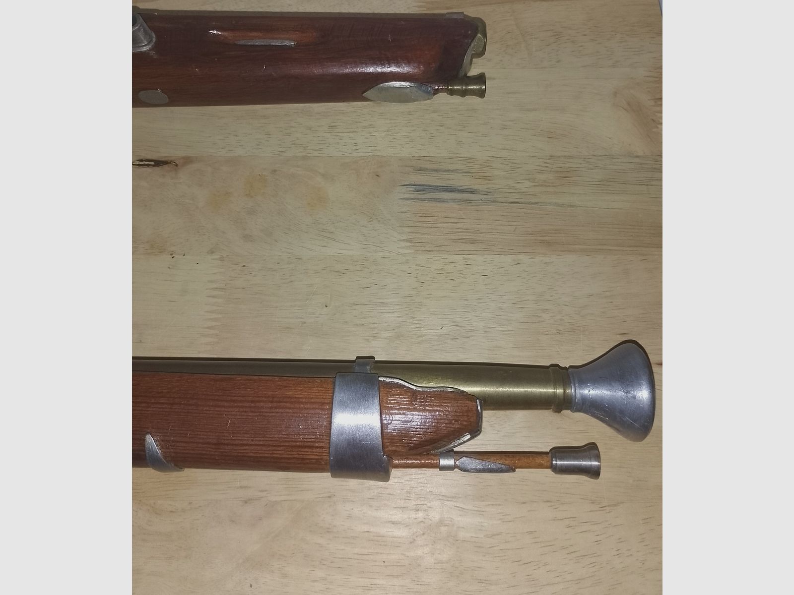 Deko wapens 2 stuks, enkelstukken 58cm en 45cm van hout, messing en tin !