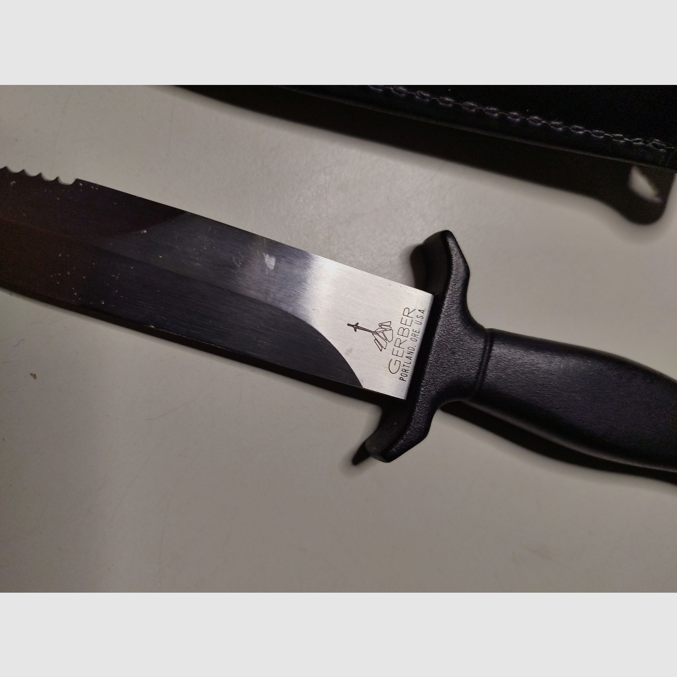 High-quality knife GERBER COMMAND 1 with leather clip sheath