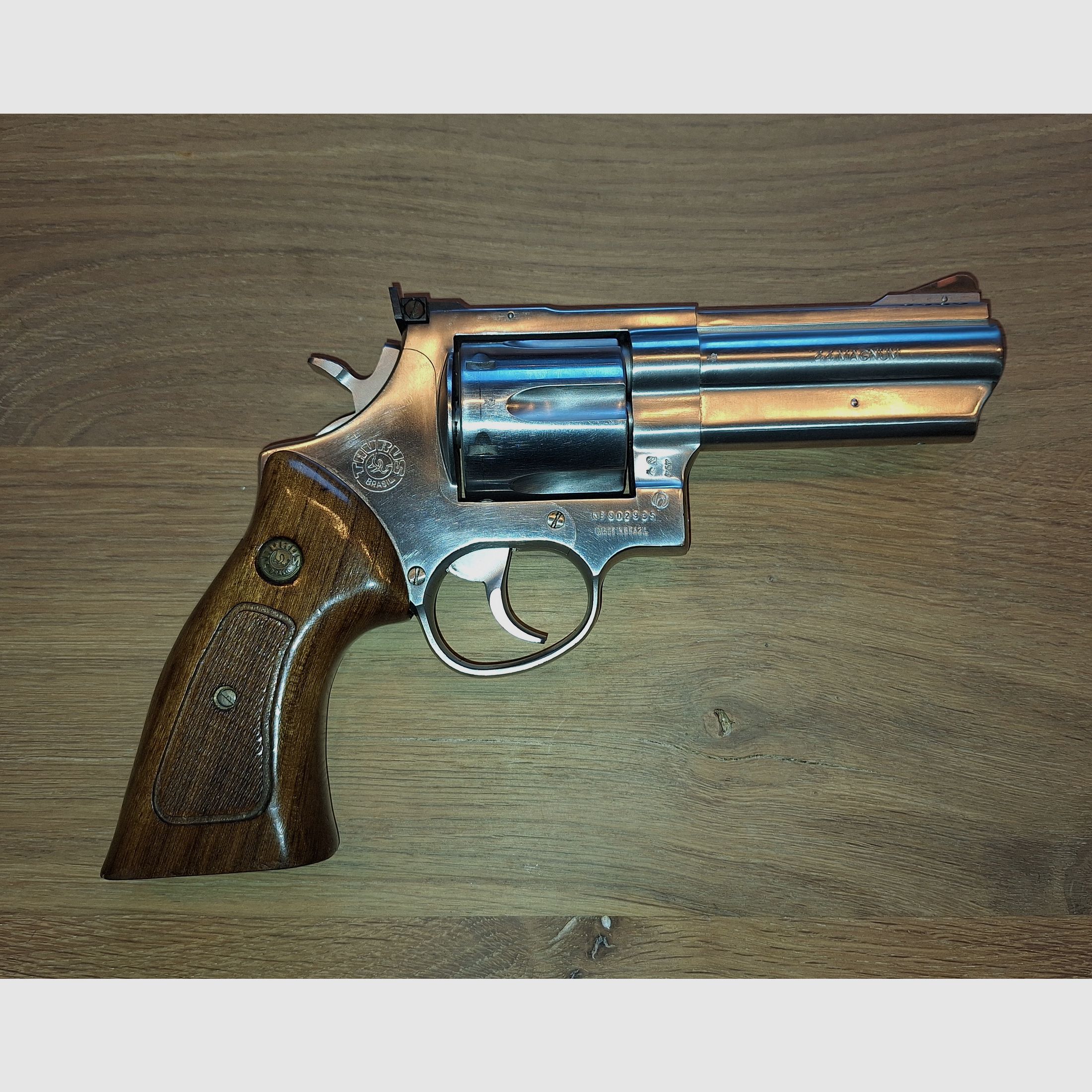 Revolver Taurus .44 Mag 4 pulgadas