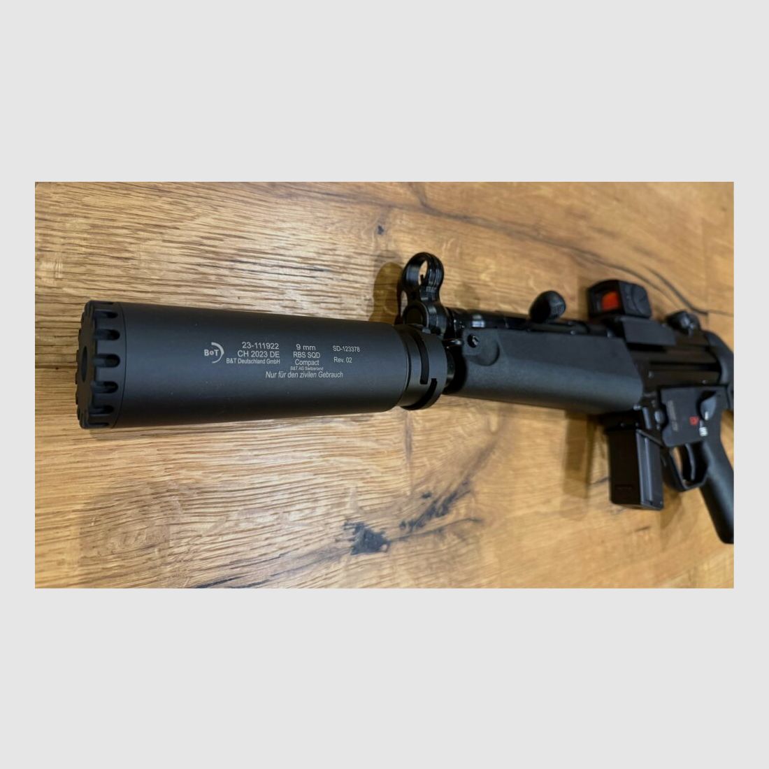 Fusil Heckler und Koch SP5 avec silencieux B&T RBS Schalldämpfer SQD™ Compact et Aimpoint ACRO