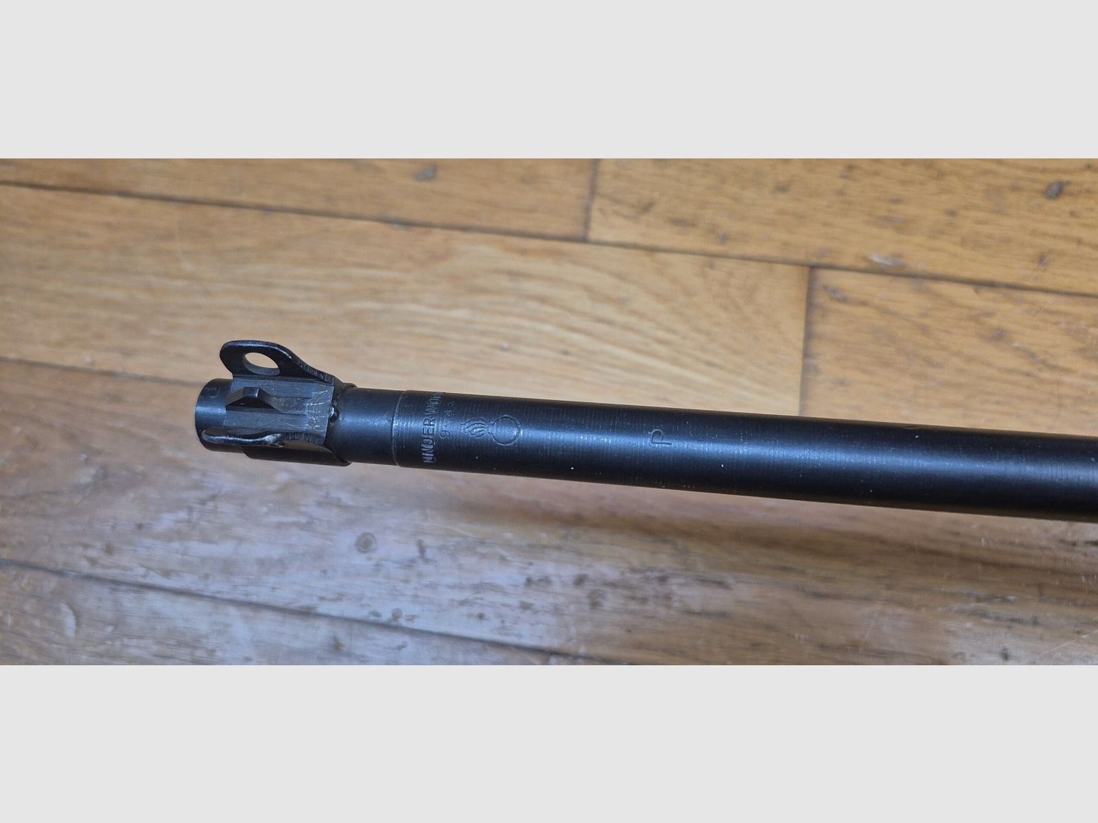 Gute USM1 Repetierbüchse umgebaut auf Semi-Auto – Kaliber .30 M1 original – Herstellung INLAND – Ohne Bajonettanschluss für einen Typ 2. Weltkrieg – Zweiter 10-Schuss-Magazin inklusive – Gewehrriemen – Sehr guter mechanischer und ästhetischer Zustand – Eine der unterhaltsamsten Büchsen am Stand! – TBE, Bild 20 von 30