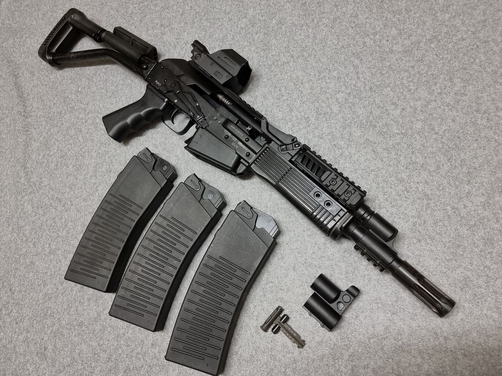 Molot Vepr 12-E Politie - kal. 12/76 - compacte zelfladende shotgun in Kalashnikov-stijl met insteekmagazijnen
