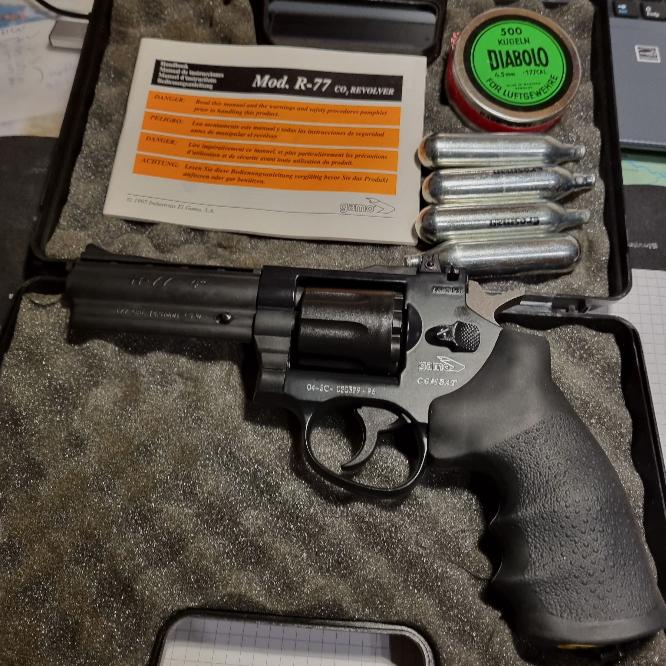 Gamo Combat R-// , 4 pulgadas, Co2, 4,5 mm