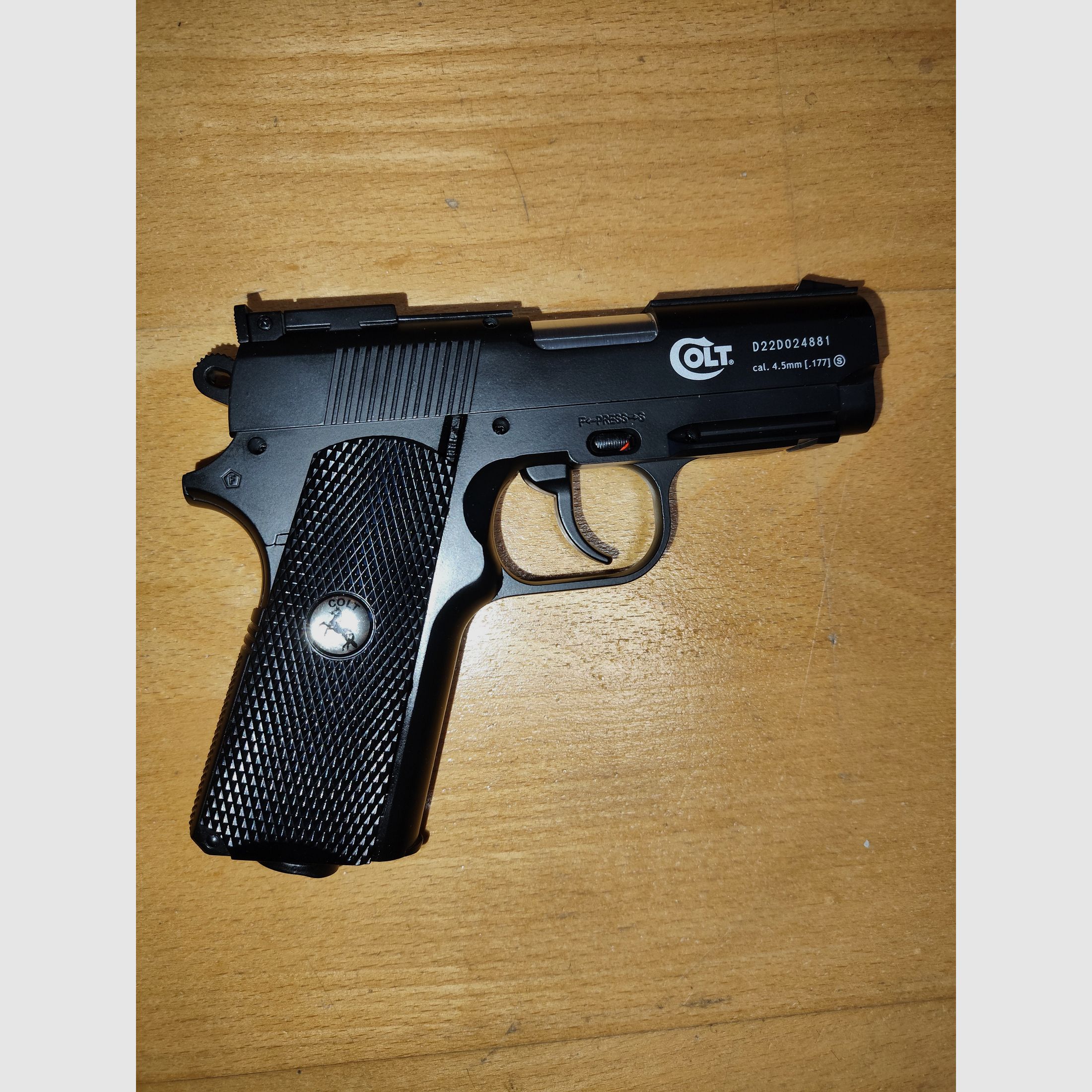 Colt Defender 4,5 mm BB Co2-Pistole
