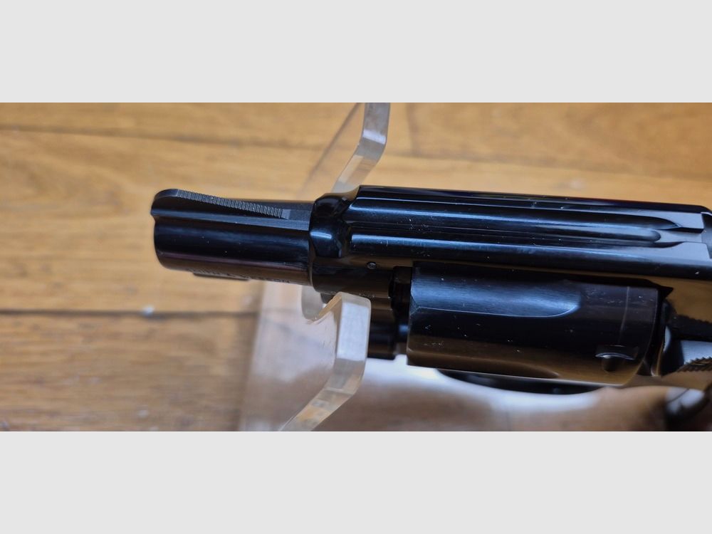 Rzadki i bardzo piękny rewolwer Smith&Wesson Mod 12-1 – Rzadka wersja Air Weight Military and Police z 1905 roku – Specjalny stop w ramie i bębnie ze stali – 6 strzałów (a nie 5!) w kalibrze 38 SP – Nowa lufa 2 cale – Oszałamiająca broń o …. 520 gramach w ramie KA! – Duży brat Smith 37 – Piękna konstrukcja Smith z wielkich lat – Broń z 1962 roku – W stanie jak nowa! – TBE+/TBE++, zdjęcie 16 z 23