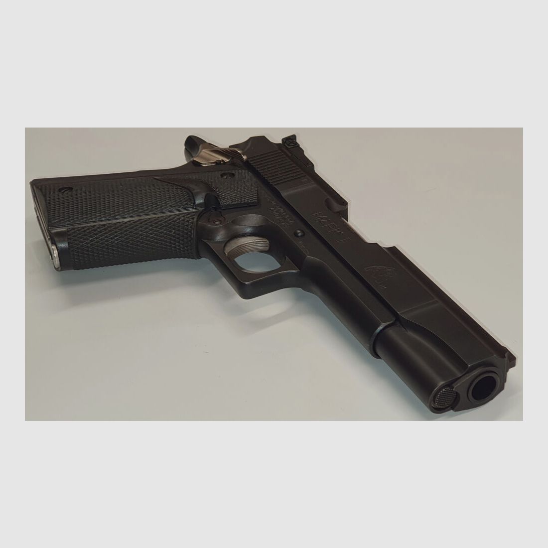 L.A.R. Manufacturing Inc. Pistola semiautomatica LAR GRIZZLY WIN MAG MARK I in calibro .45WinMag.