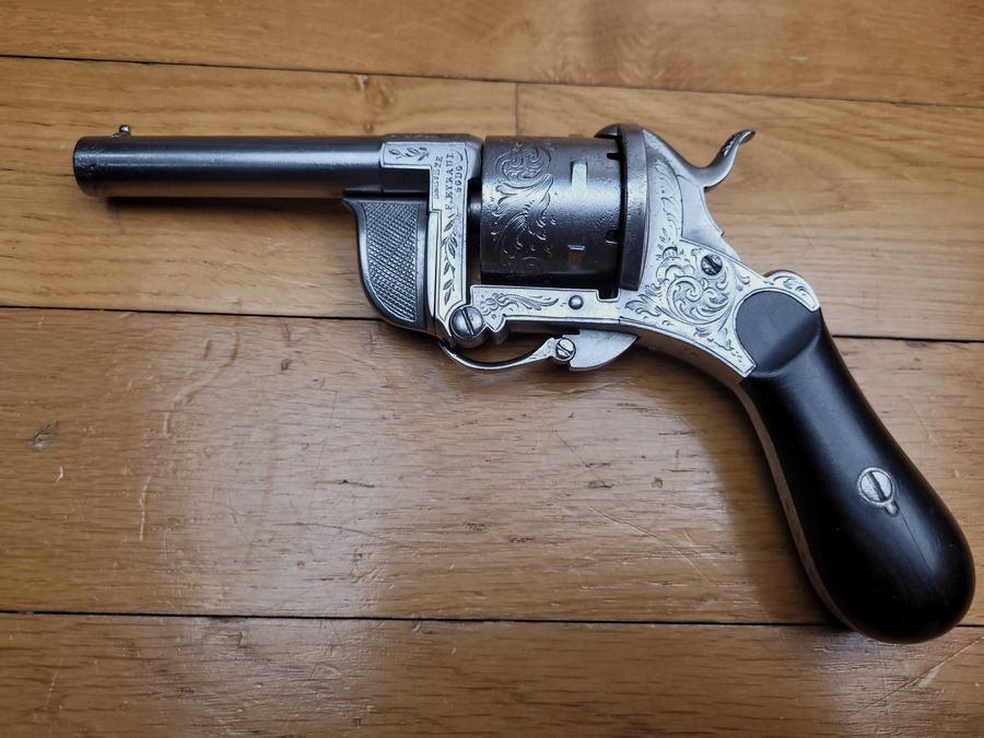 Peu courant revolver à système Eyraud – canon basculant autour d&rsquo;un axe – calibre 9mm à broche – six coups – gravures – BE/TBE, image 6 sur 17