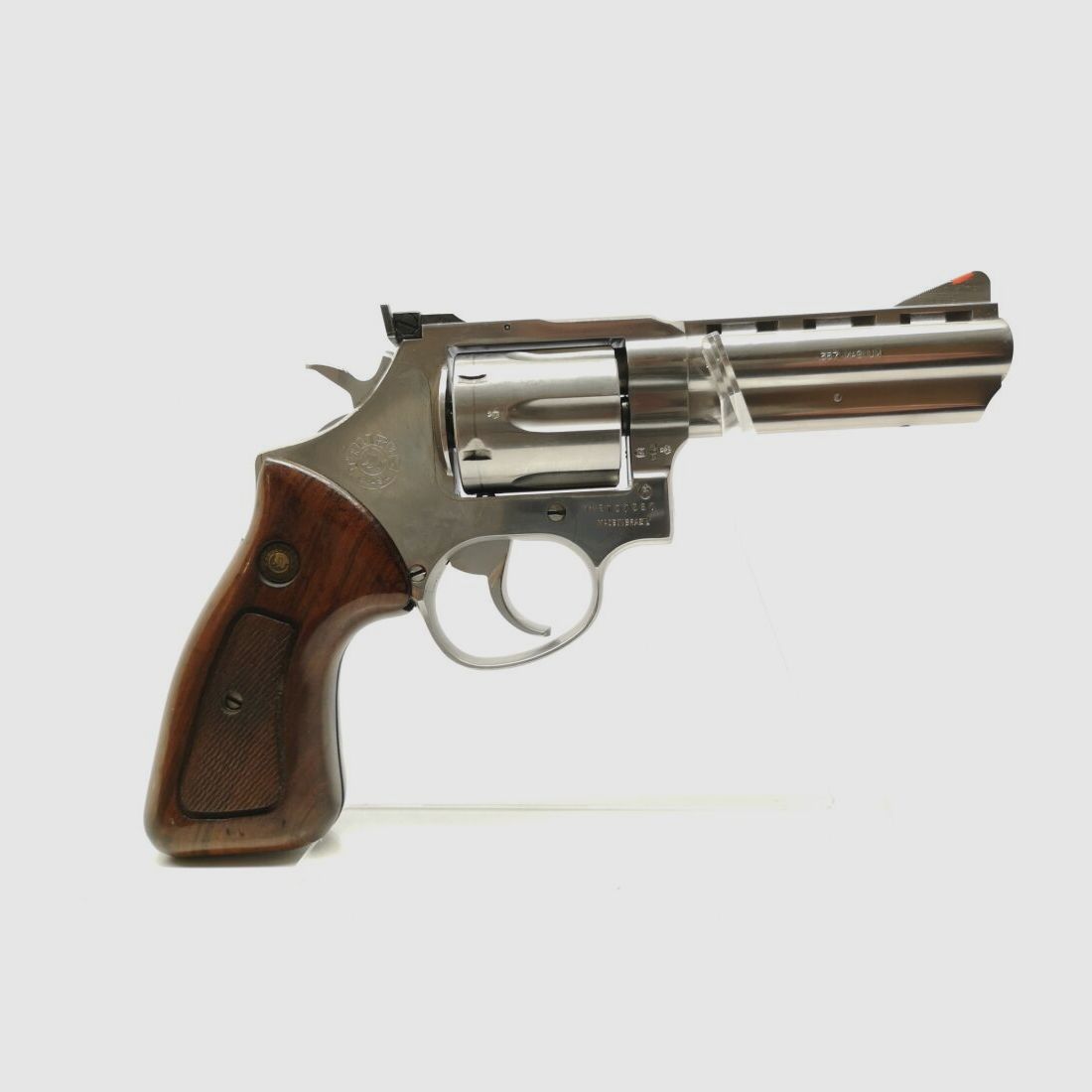 Taurus 689