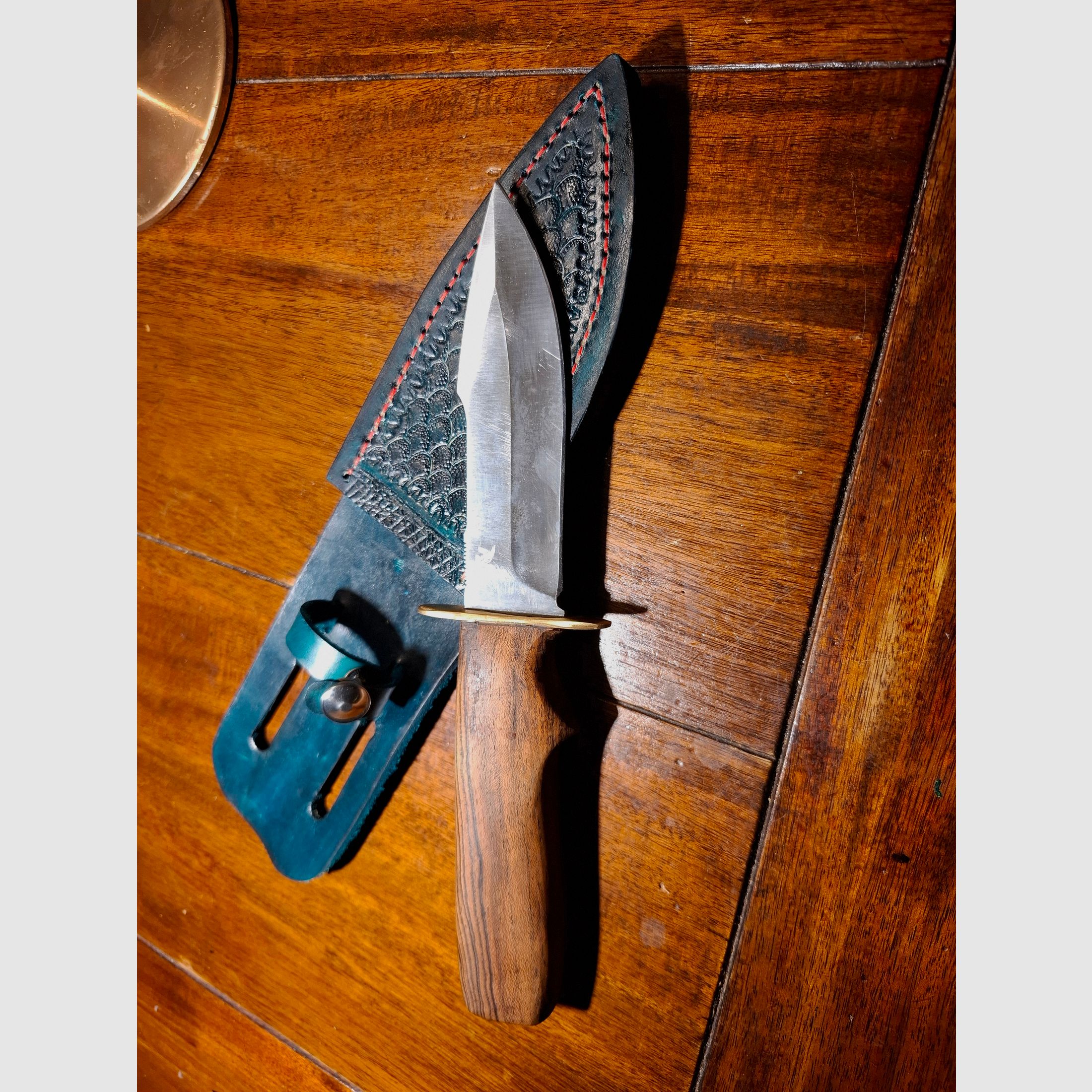 Jagdmesser mit handgearbeiteter Lederscheide