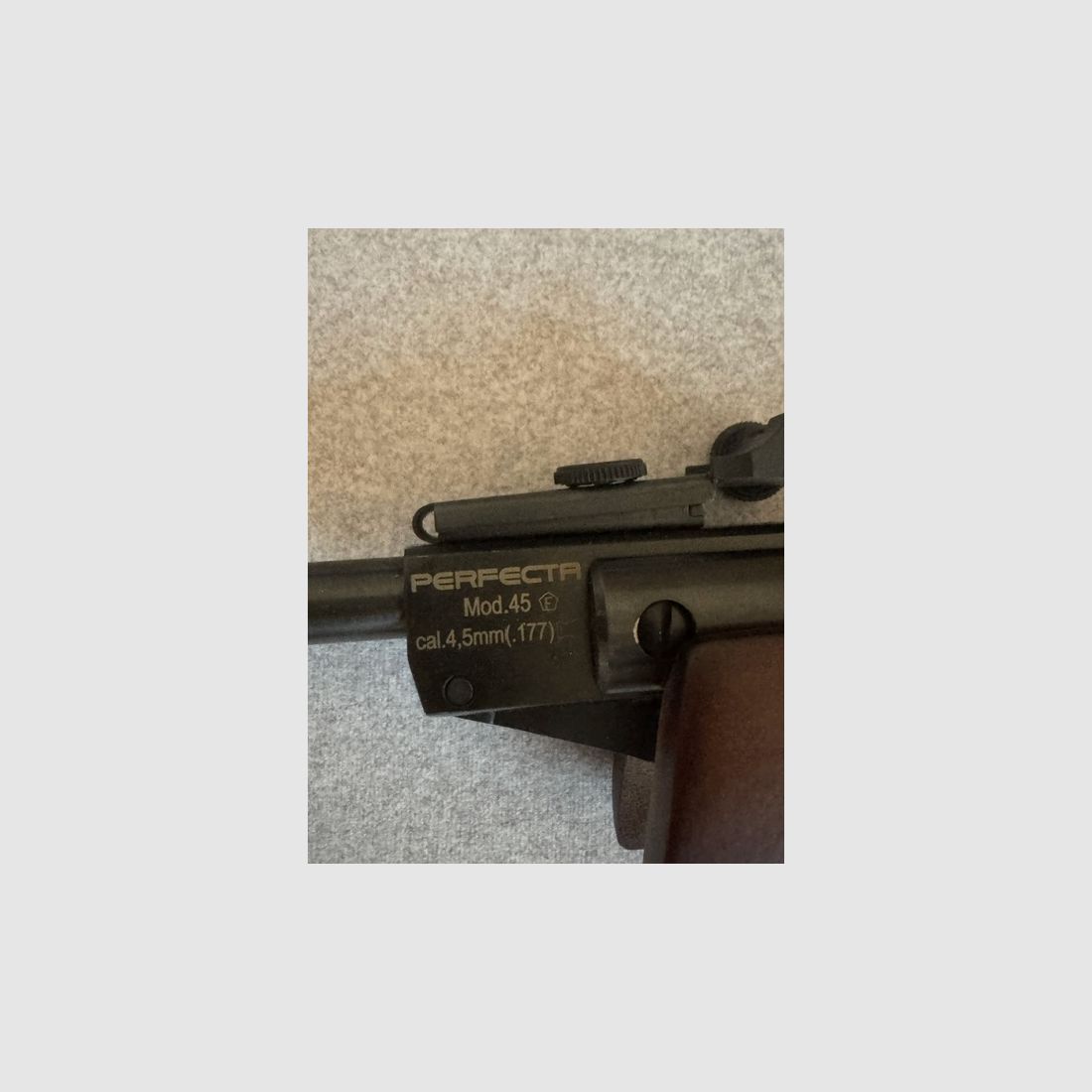 Carabina ad aria compressa Perfecta Mod. 45 cal. 4.5mm (177) inclusa di scope e 3 barattoli di diabolos H&N, 1 sigillato, 2 ancora pieni per circa il 70%, immagine 3 di 6