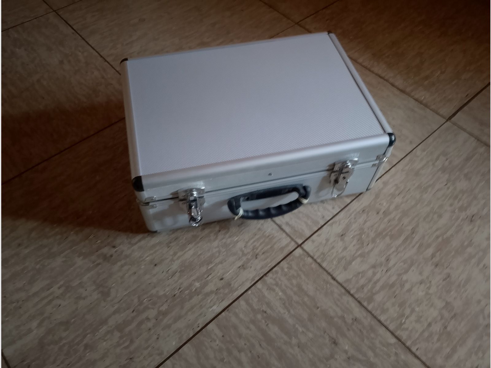 Weapon case case for 6 weapons or less aluminum silver lock key