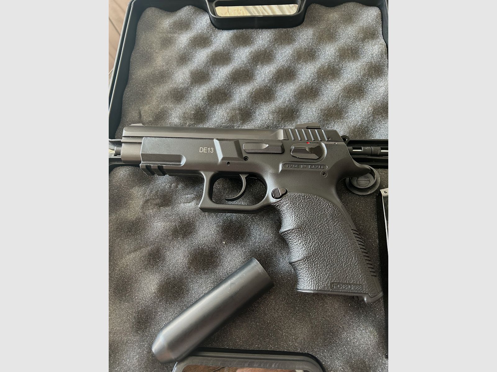 Verkaufe halbautomatische Pistole 9mm Luger