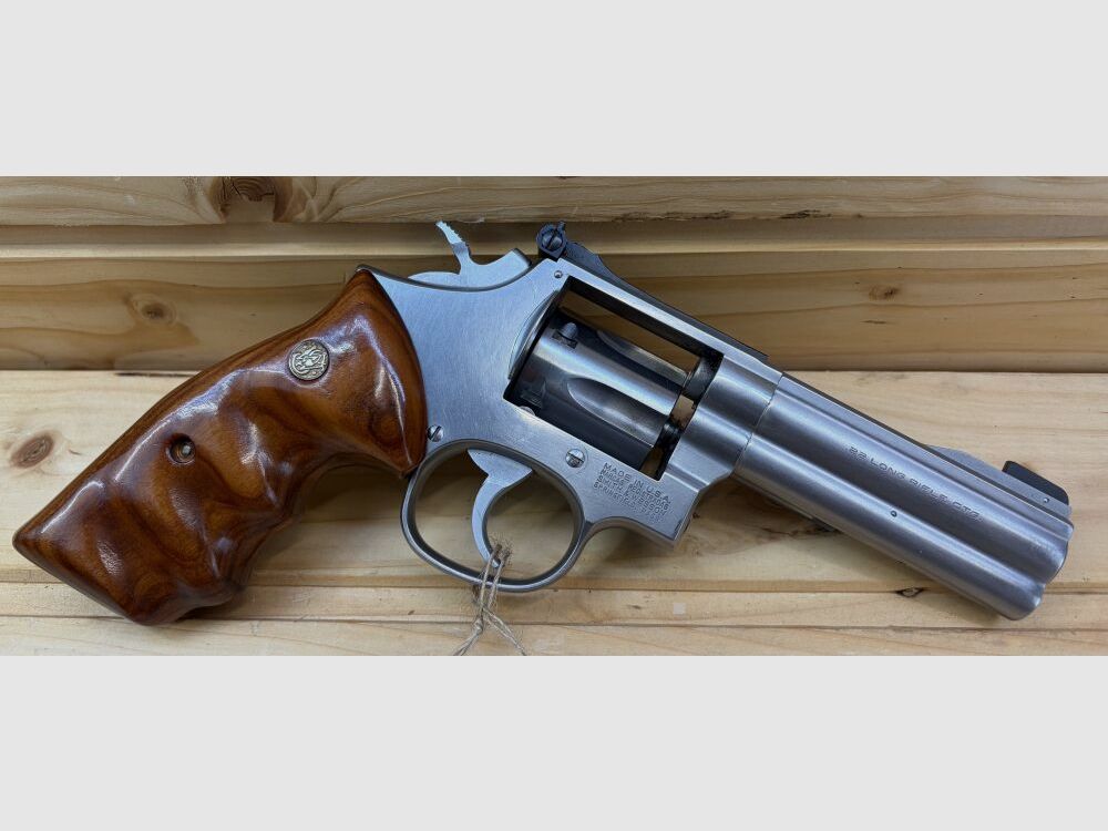 Smith & Wesson Mod. 617 .22 l.r. Wooden grips .22lr