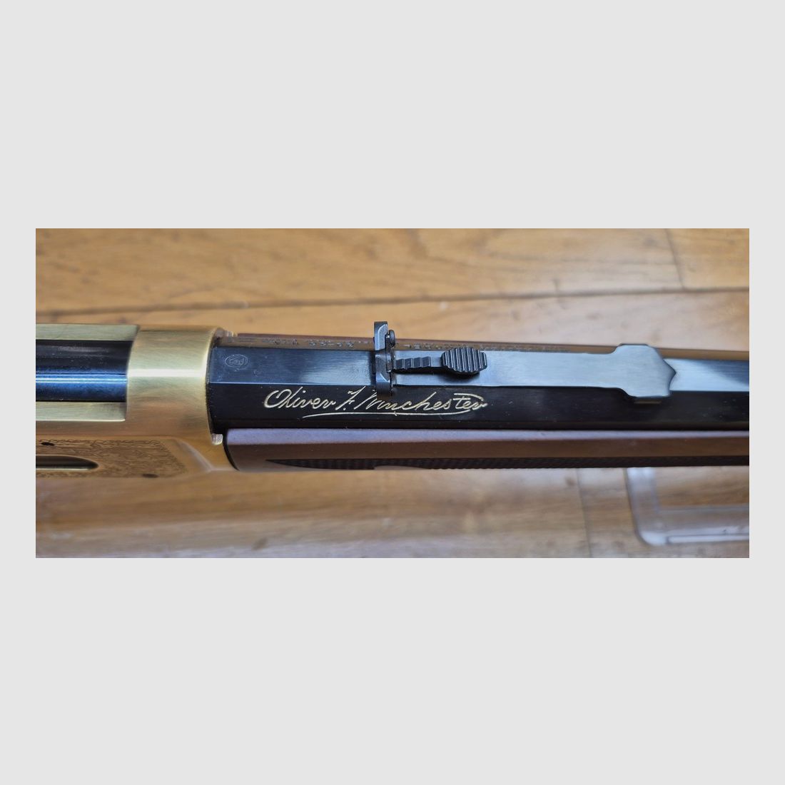 Winchester commemorative « Oliver F. Winchester » OFW 1894 – 19,999 pcs. – Superb checkering – 38-55Win – Never fired – Original box and empty ammunition box of the model – Condition TBE+++, image 25 of 41