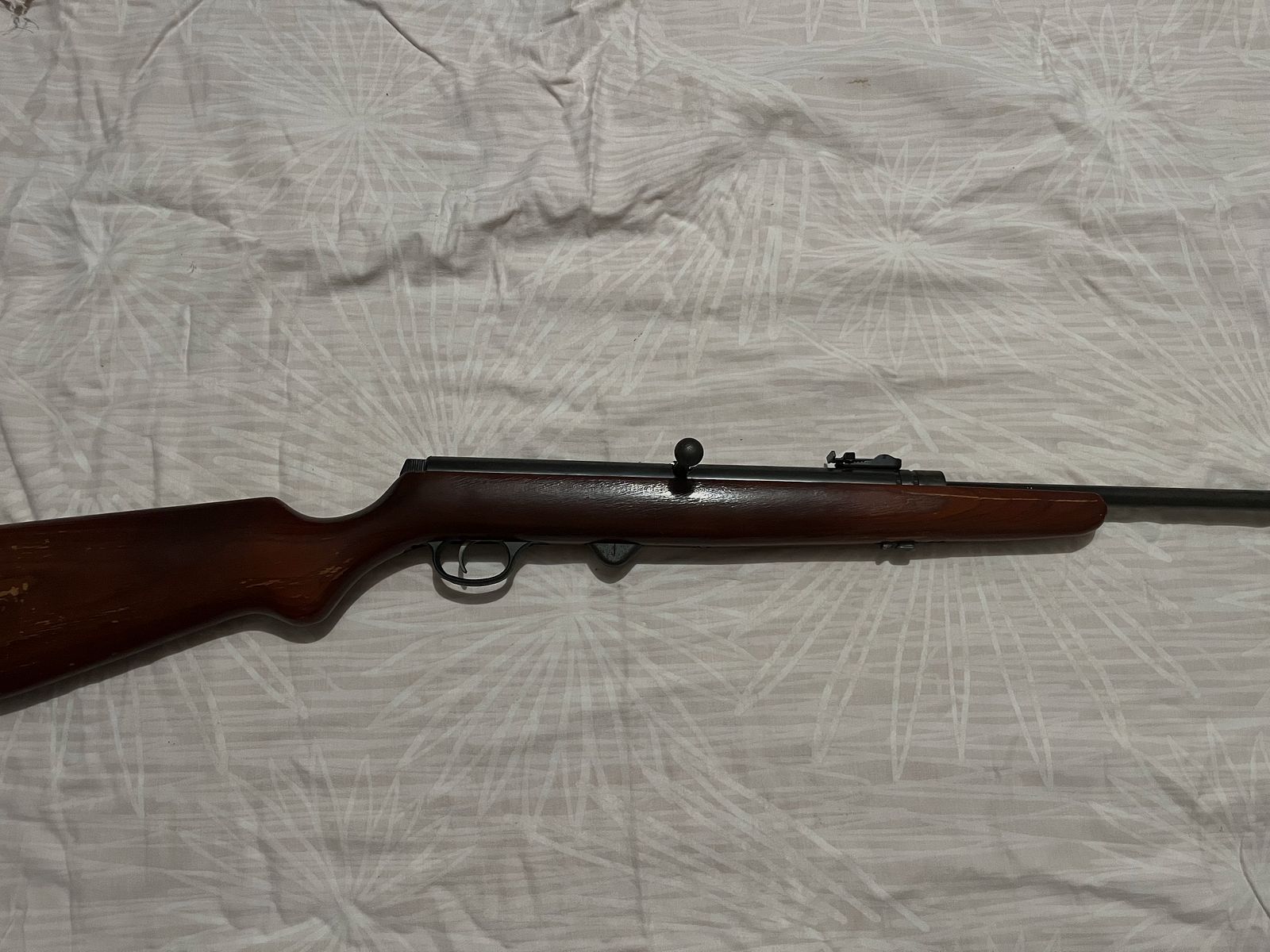 Fünf Luftgewehre abzugeben. 1 Gewehr Suhl. 1 Gewehr Umarex. 3 Gewehre Lion Brand. Siehe Photo.
