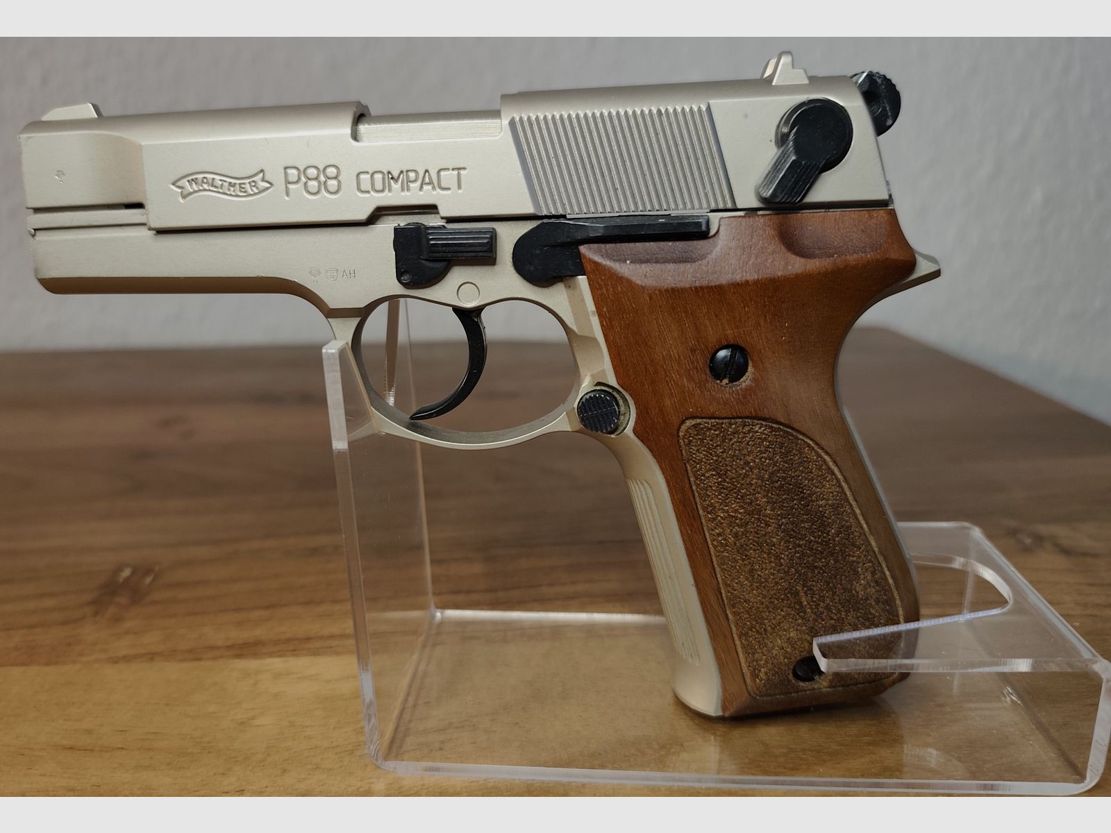 Walther P 88 Compact PTB 764 Nickel Kaliber 9mm Knall P.A.K Sehr guter Zustand