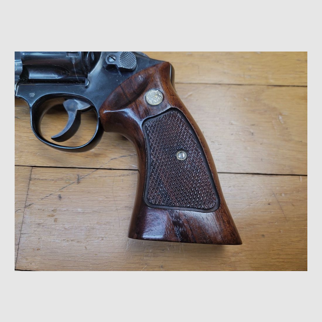 Mythos Revolver Smith&Wesson Modell M27-2 – Kal. .357Mag – Waffe von 1981 – Qualität und Mechanik heute nicht mehr zu finden – Revolver des FBI und der Fallensteller – 6 Zoll geriffelter Lauf – Wunderschöne glänzende schwarze Brünierung – Ausnahmewaffe für Ausnahme-Schützen – TBE+, Bild 20 von 25
