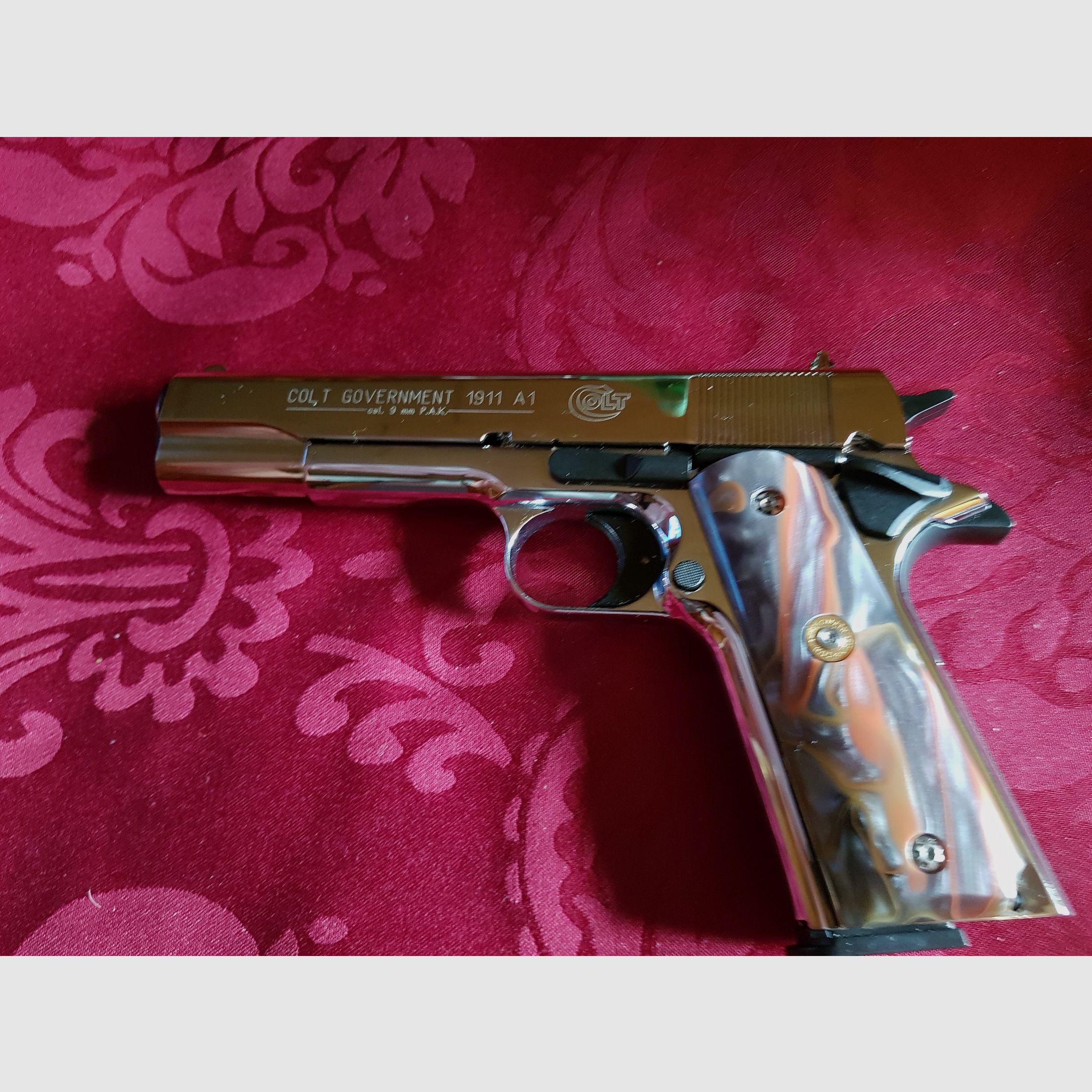 Cold 1911 Sport Griffschalen, passen sehr gut. 