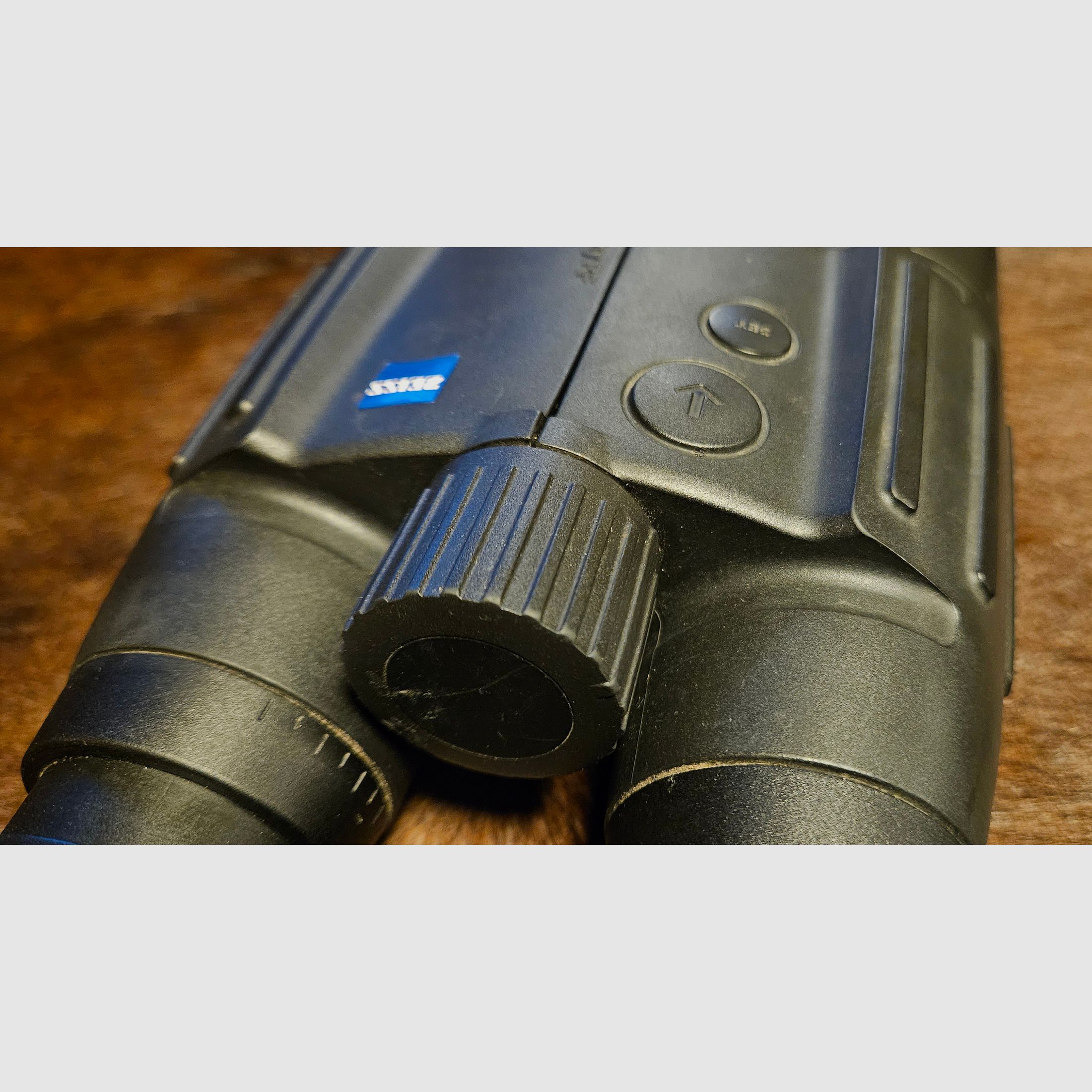 ZEISS Victory 10x56 T RF - Fernglas mit Entfernungsmesser - mit umfangreichem Zubehör