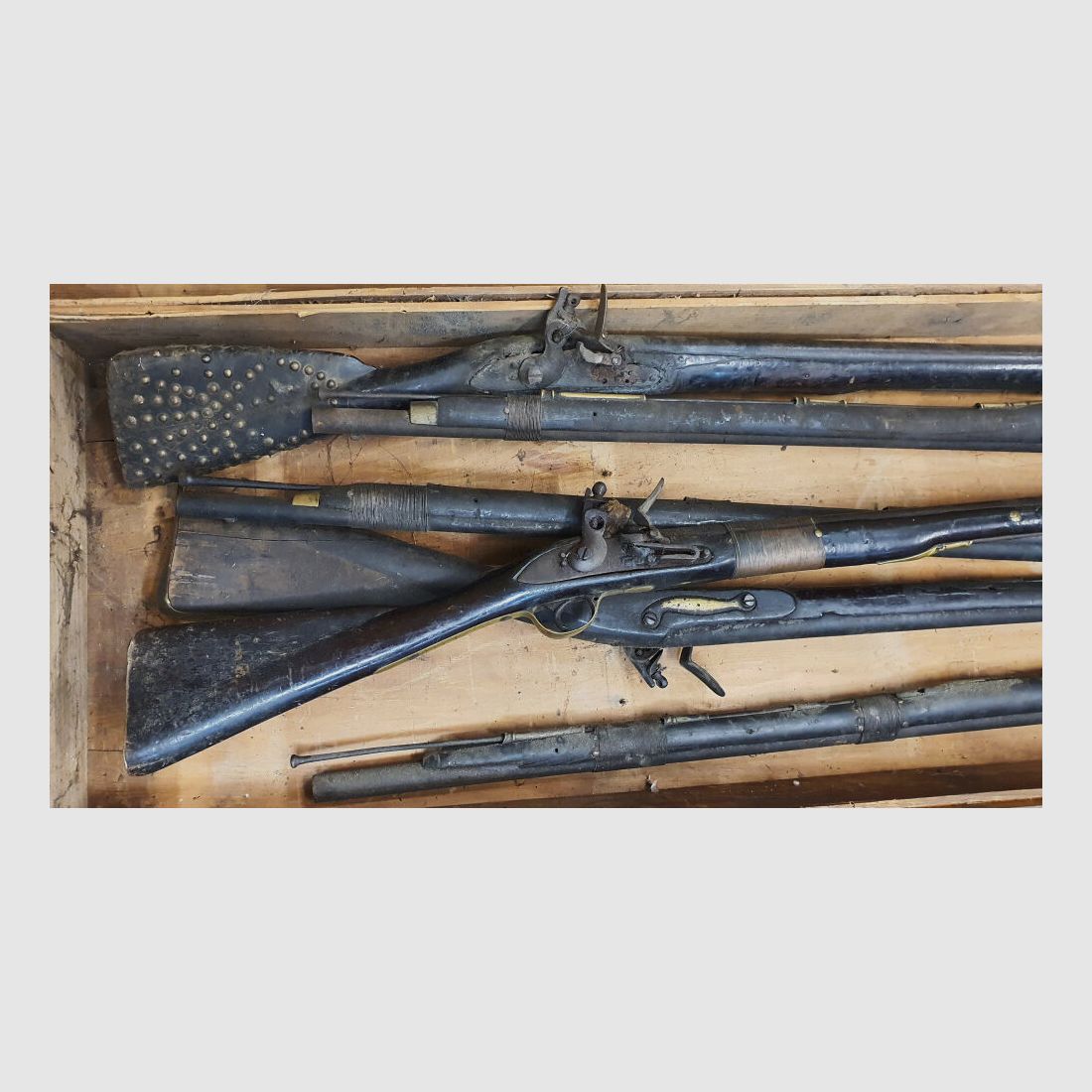 British Steinschlossgewehre für die Royal Niger Company um ca. 1830 in Transportkiste