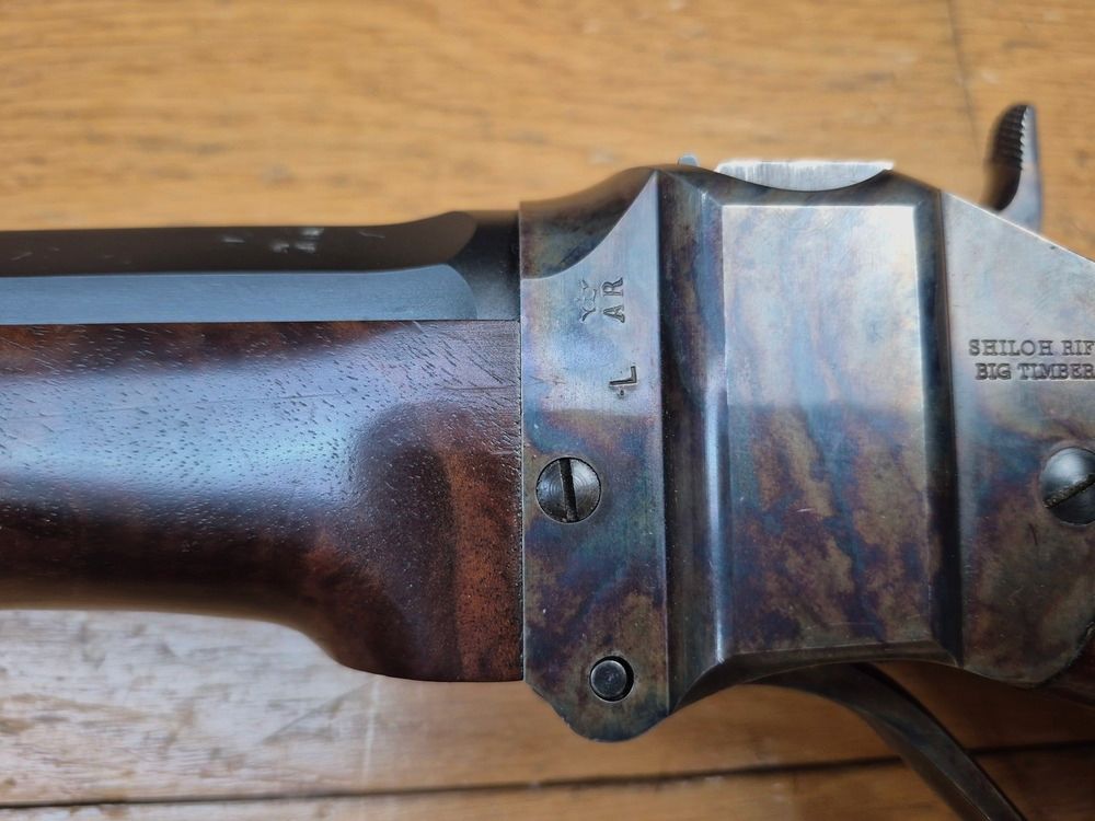 Atemberaubende und wunderschöne Sharps Shiloh 1874 Büchse – Kal. 45-70 Gvt – Modell Target Rifle – Schaft aus Nussbaumholz der Klasse 8 (Wurzel) – Atemberaubende Anpassungen – Traumhafte Mechanik – Gehäuse aus echtem Jaspis – Schwerer oktagonaler Lauf von 33 Zoll! – Möglichkeit, das Diopter Ihrer Wahl zu montieren – Qualität Made in USA – Das Scharfschützengewehr der Eroberung des Westens! – Dewey-Reinigungsstock zusätzlich – Zustand neu – TBE++, Bild 7 von 48